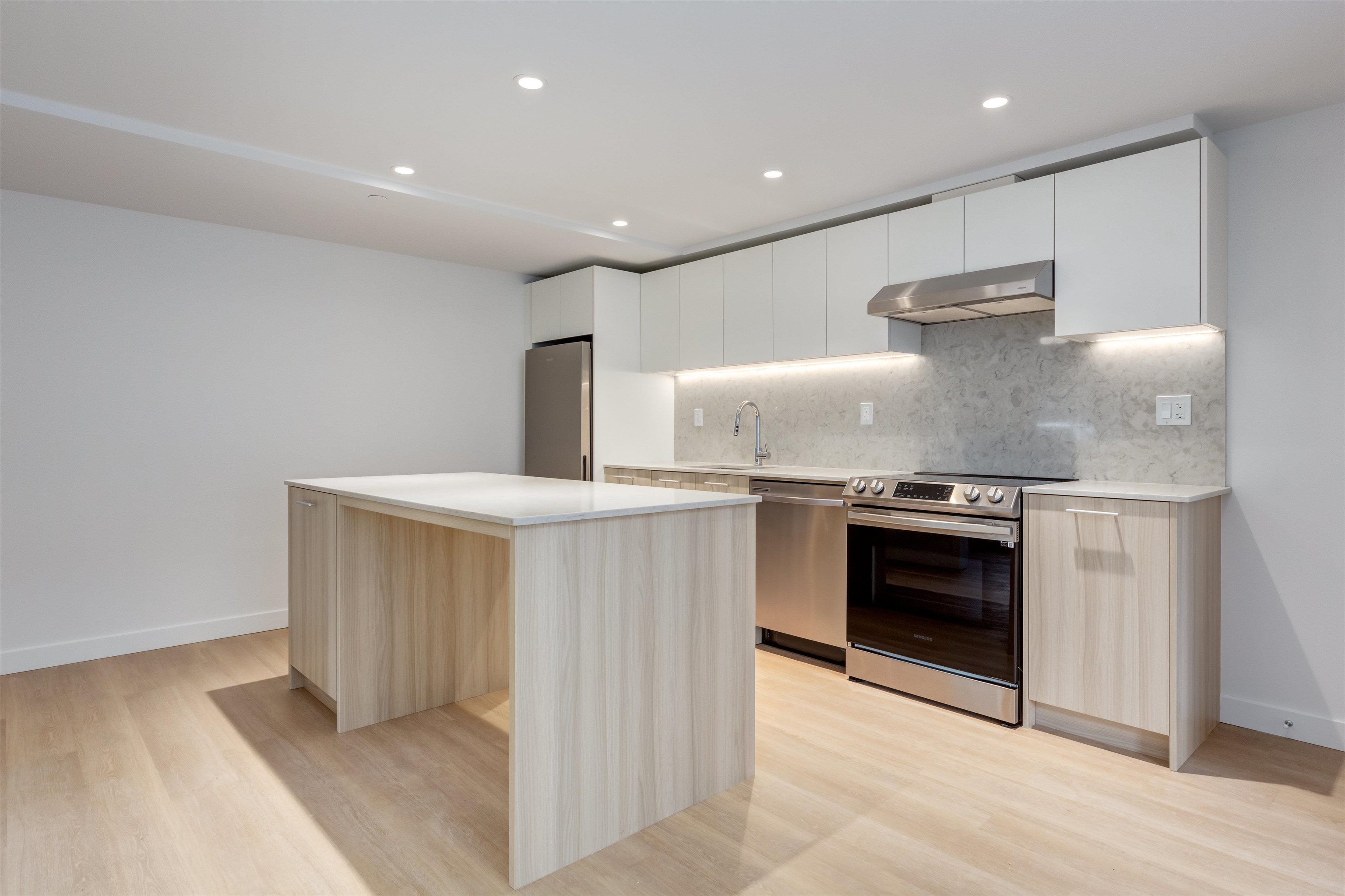 104 126 21ST ST E STREET, R3098203, BC,