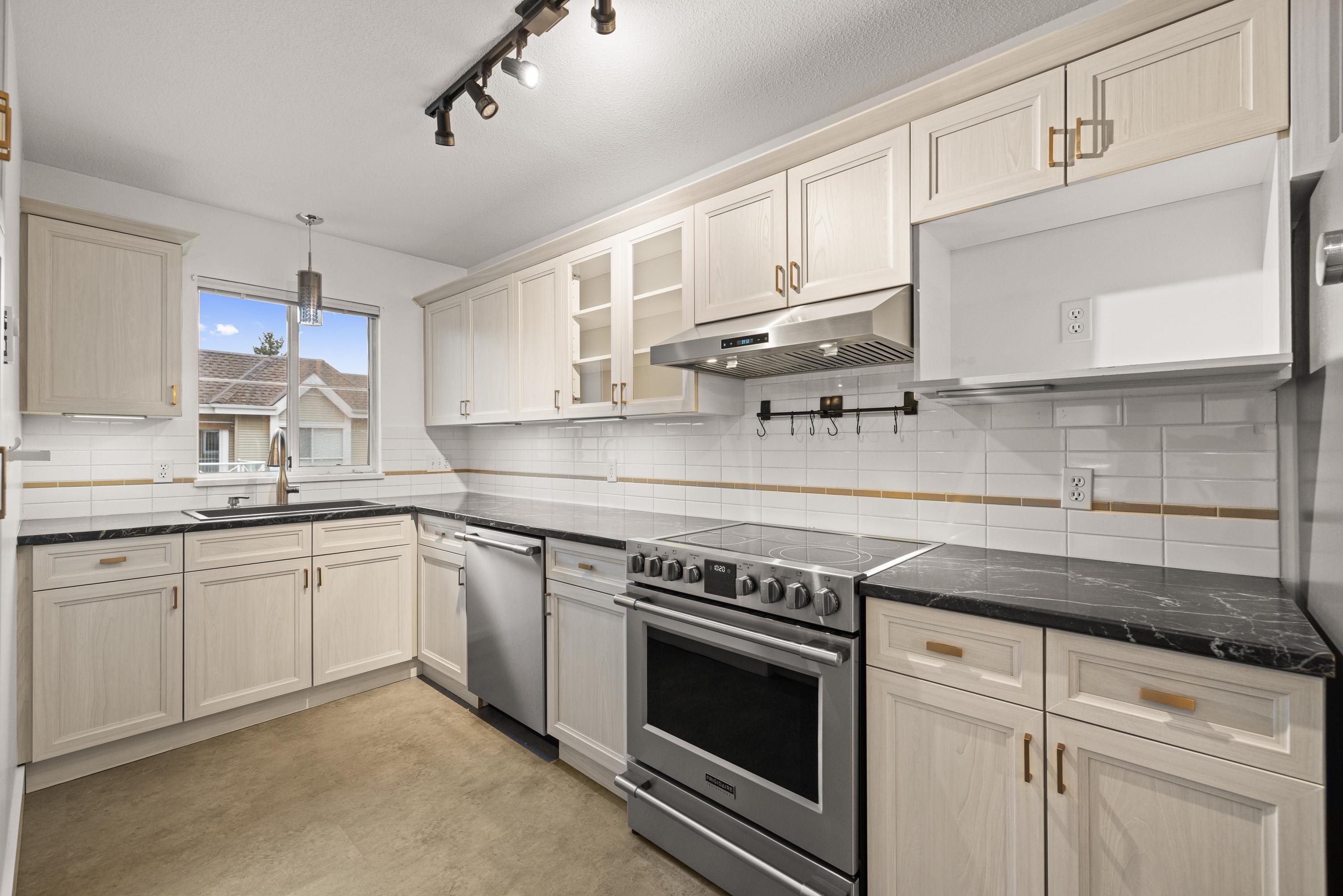 302 5556 201A STREET, R3098481, BC,