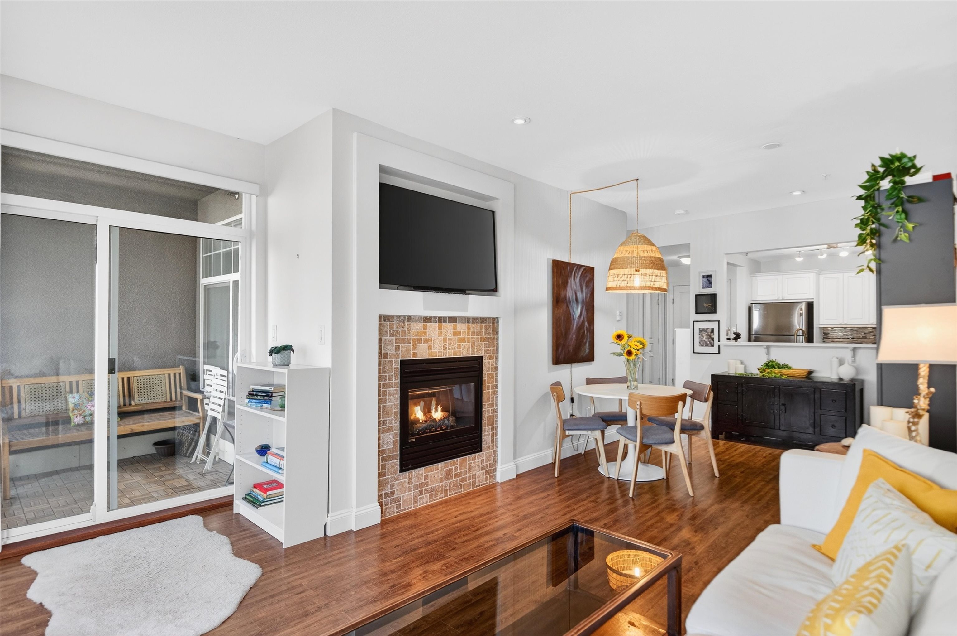 304 588 TWELFTH STREET, R3098806, BC,