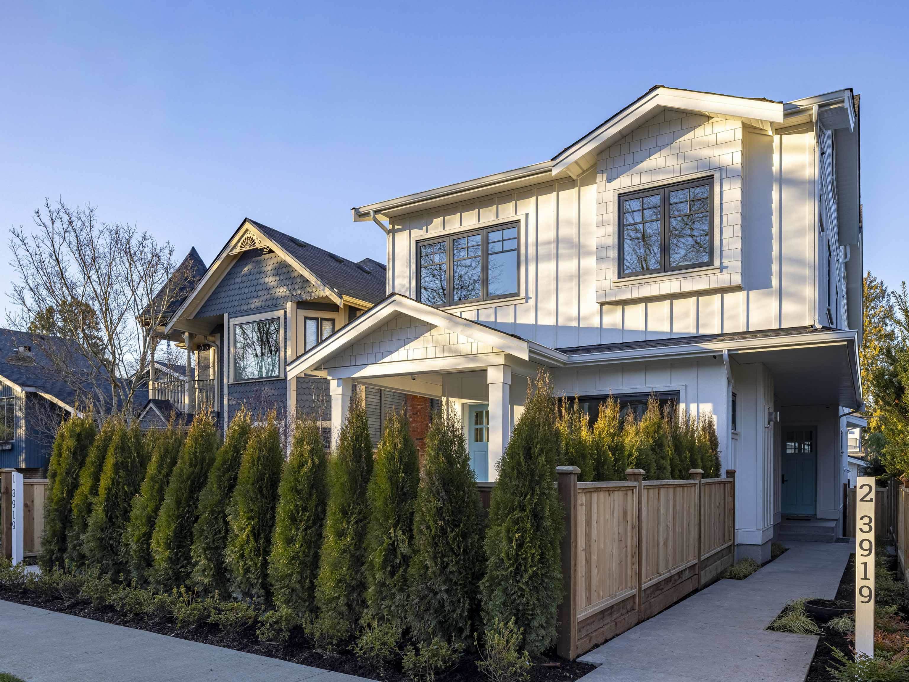 2 3919 18TH AVENUE, R3100010, BC,