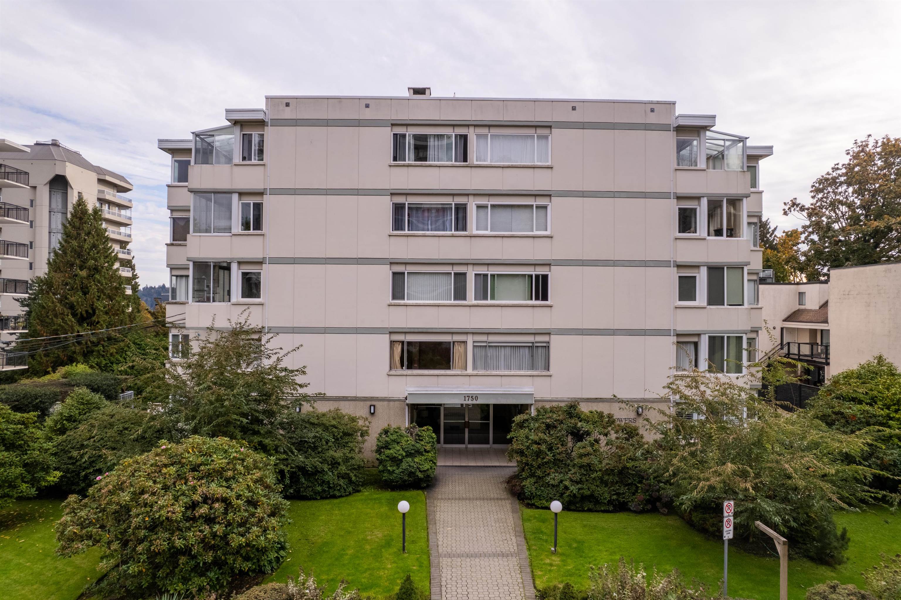 MLS® listing #R3101167 for sale located at 402 1750 ESQUIMALT AVENUE