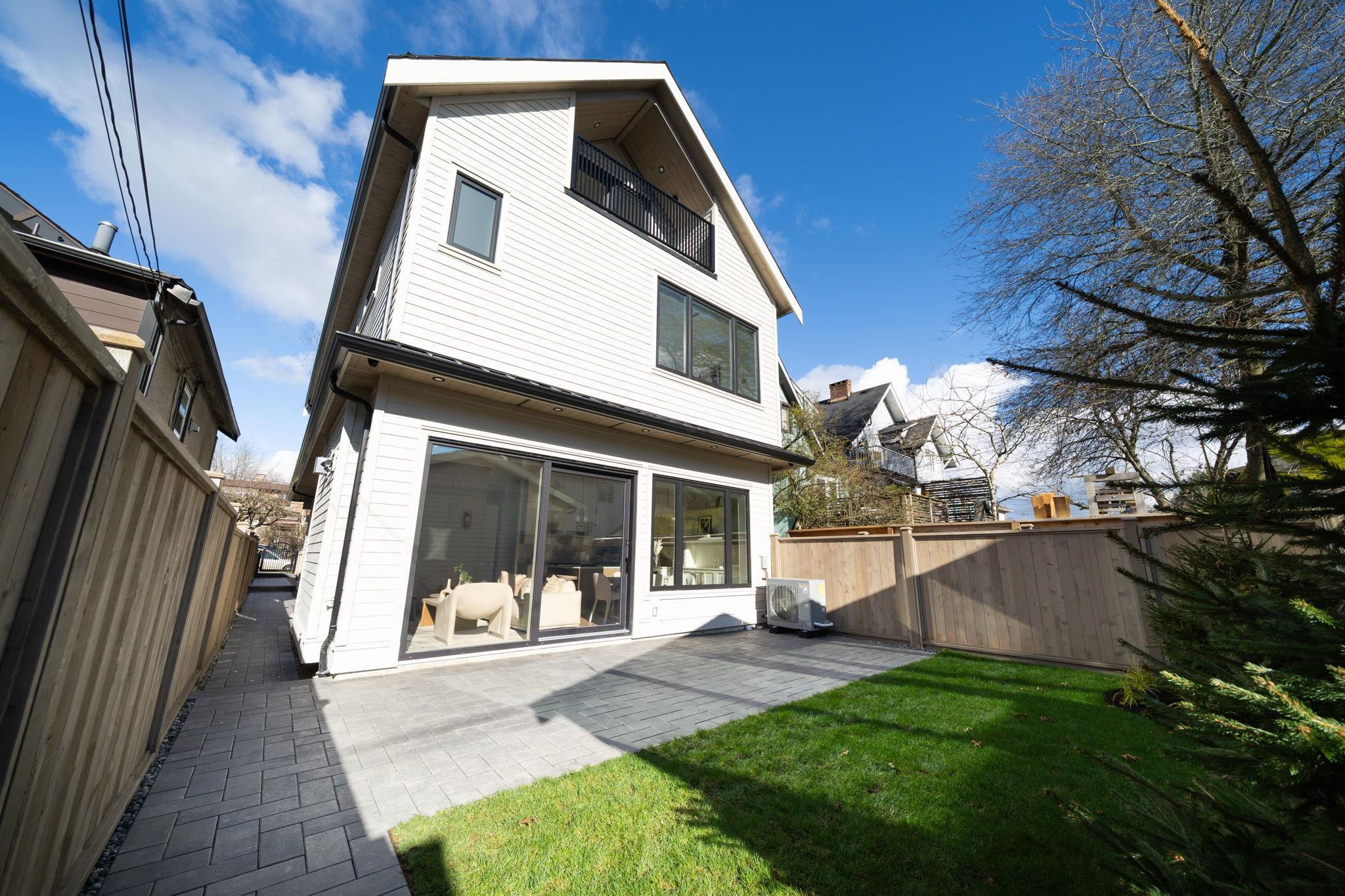 2 864 16TH AVENUE, R3101378, BC,