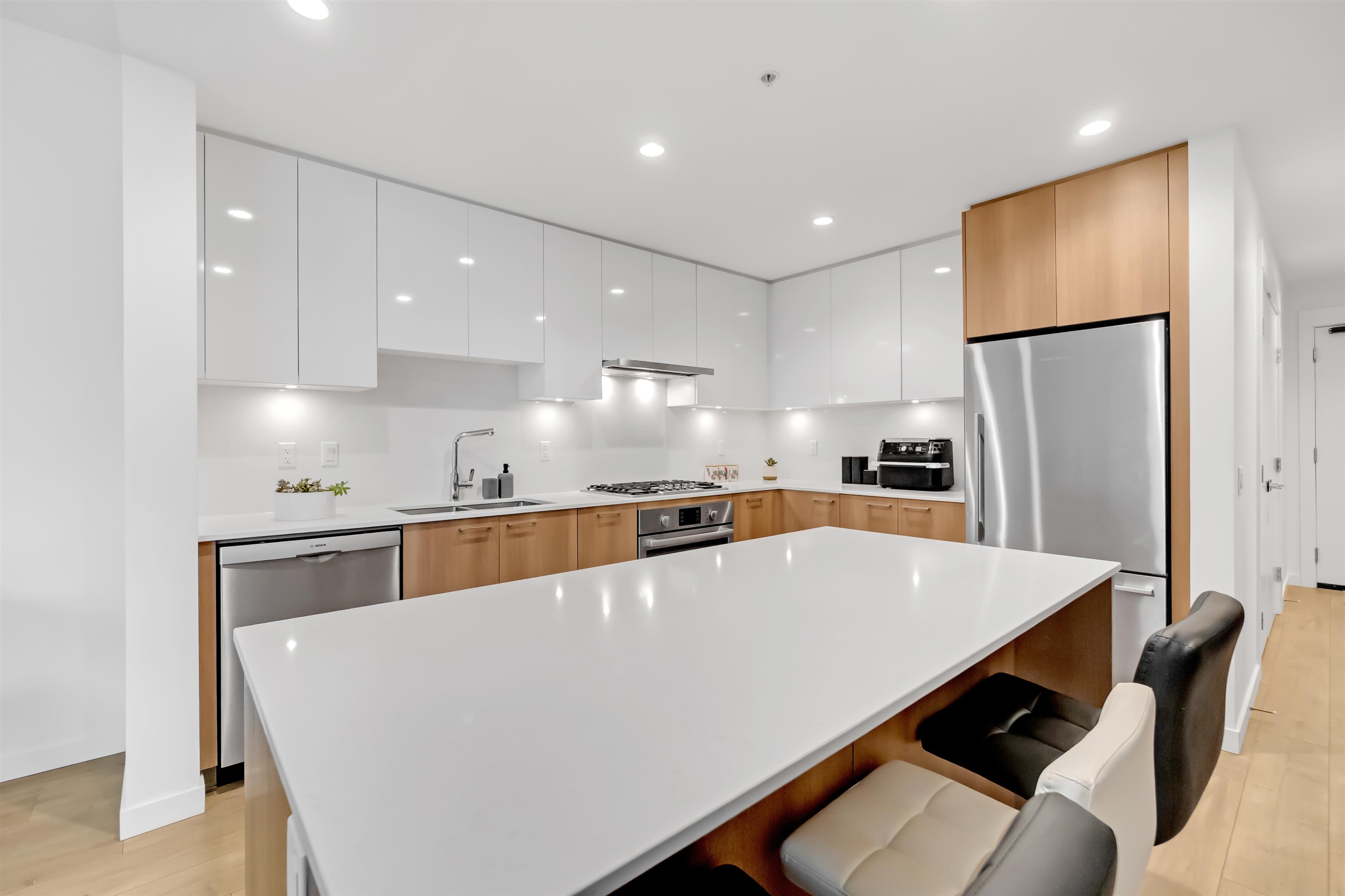 303 715 15 STREET, R3101563, BC,