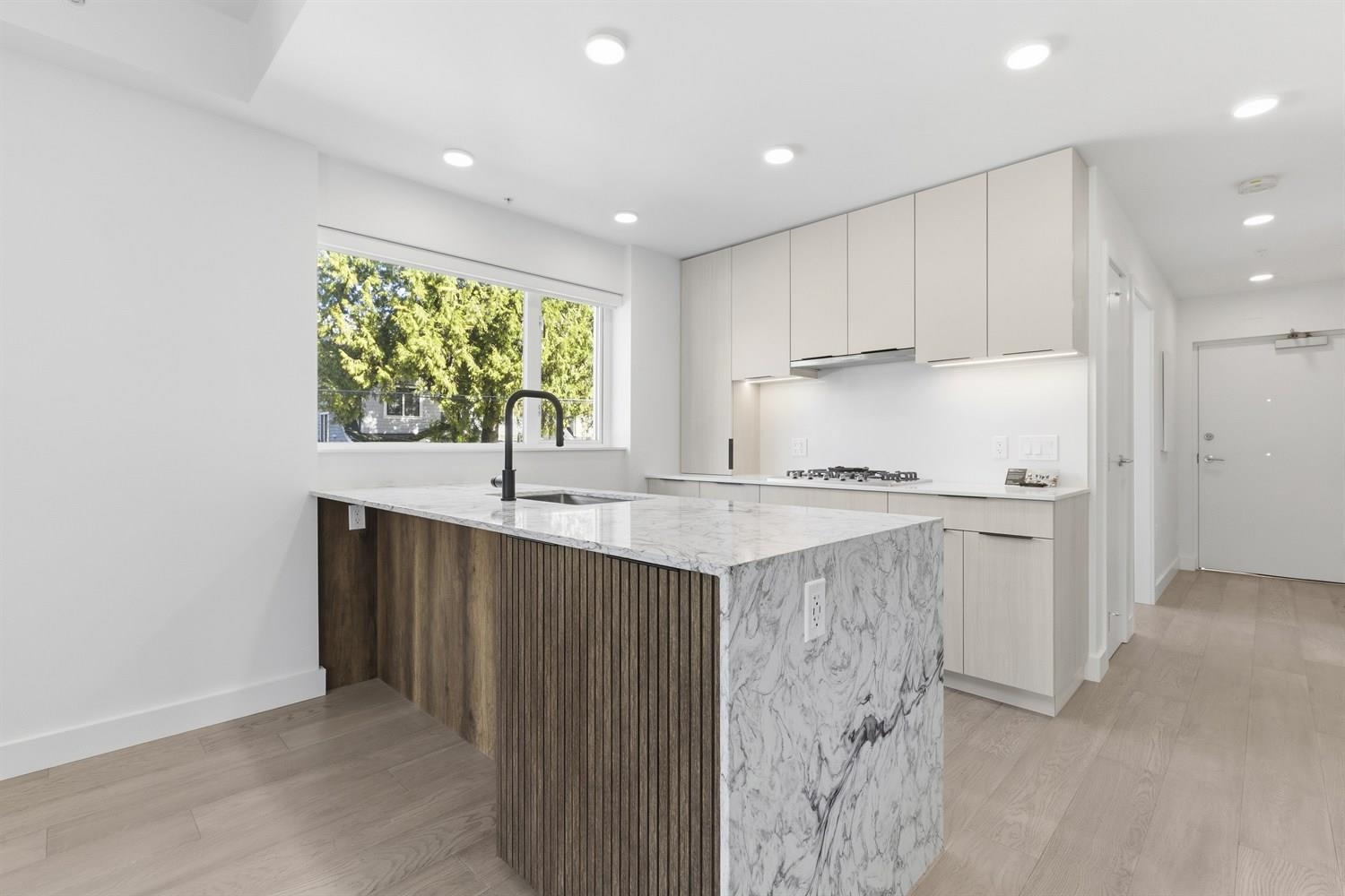 201 3590 39TH AVENUE, R3103535, BC,