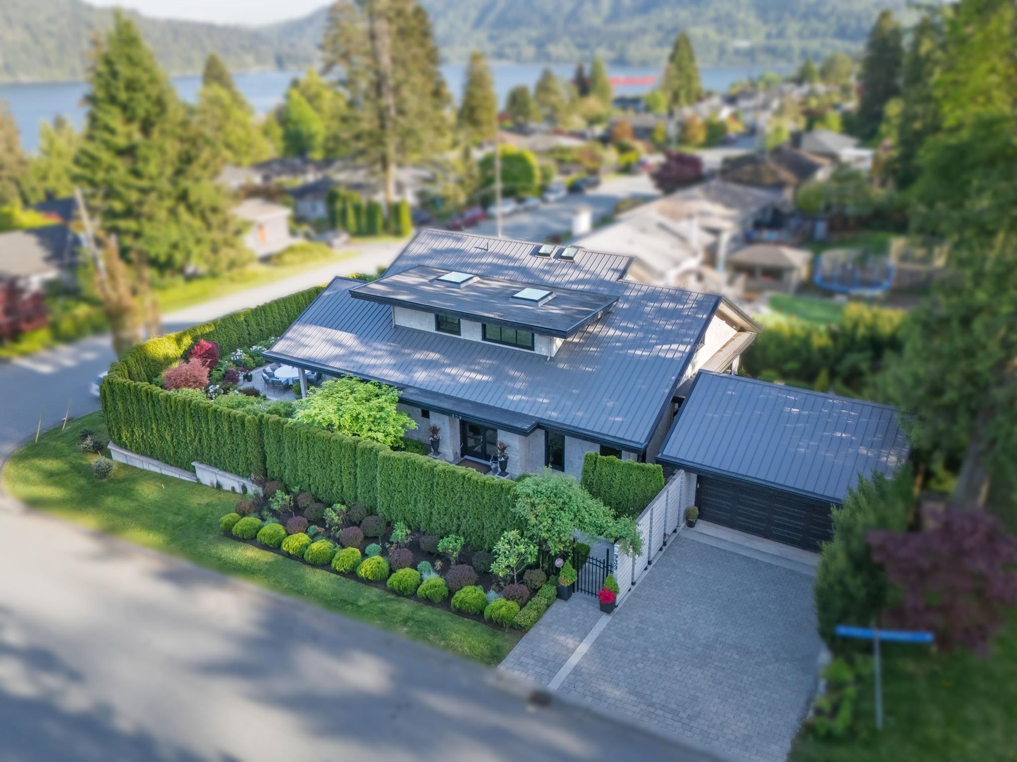 MLS® listing #R3104260 for sale located at 939 FRIAR CRESCENT, North Vancouver BC V7G 1M5