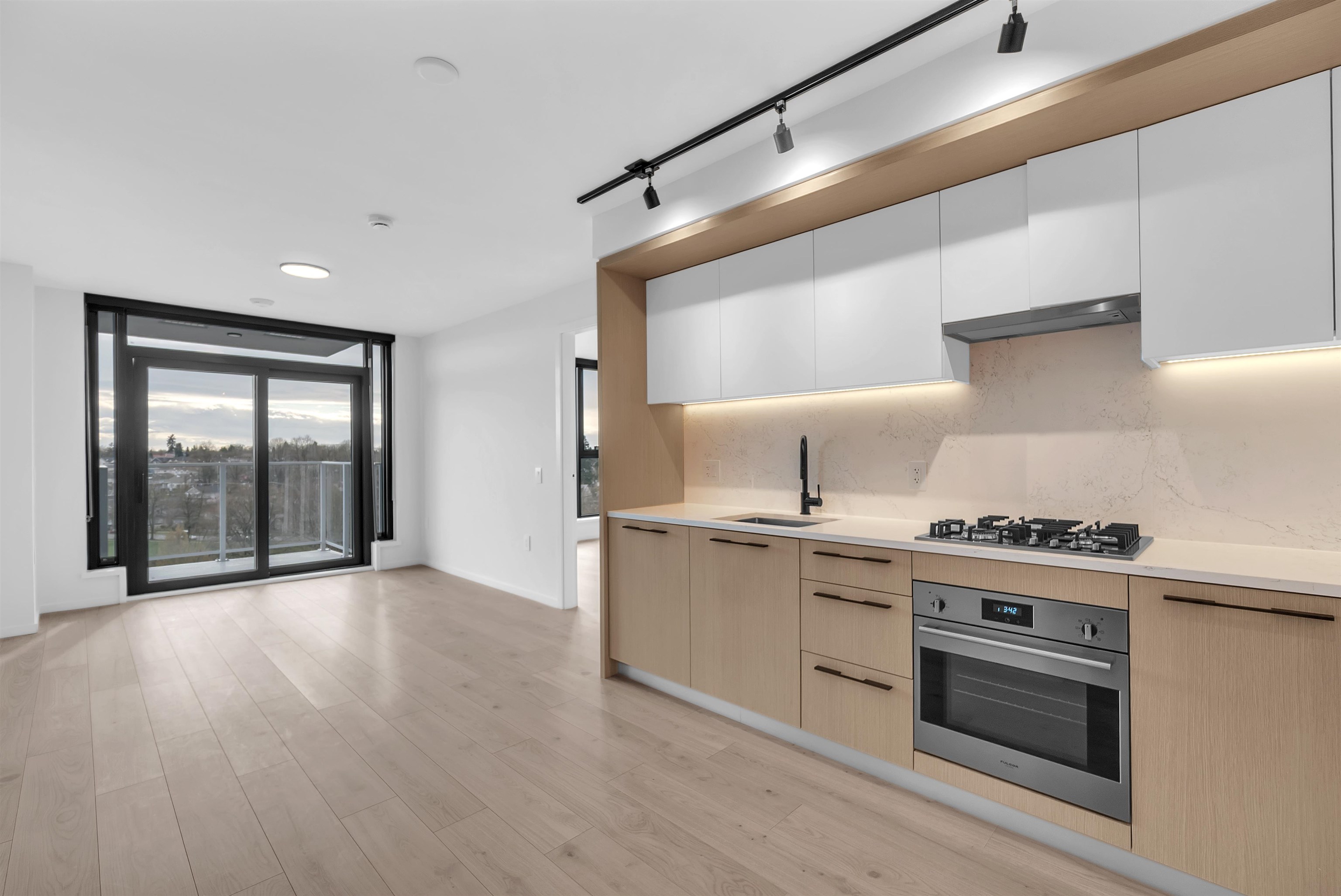 702 2729 KINGSWAY, R3104855, BC,