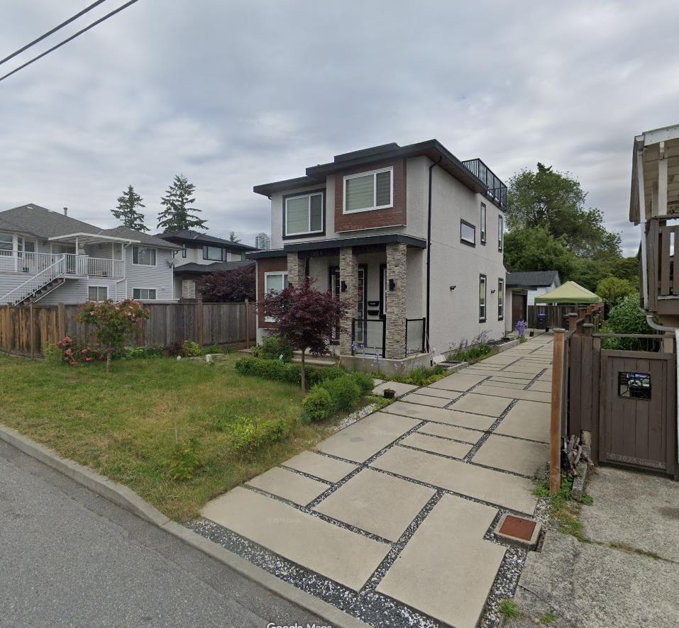 MLS® listing #R3105633 for sale located at Lower Suite 809 TWENTY FIRST STREET