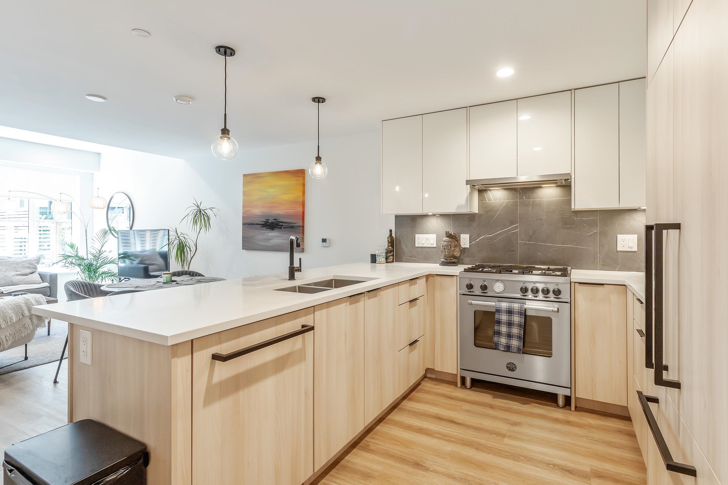 6 237 RIDGEWAY AVENUE, R3105725, BC,