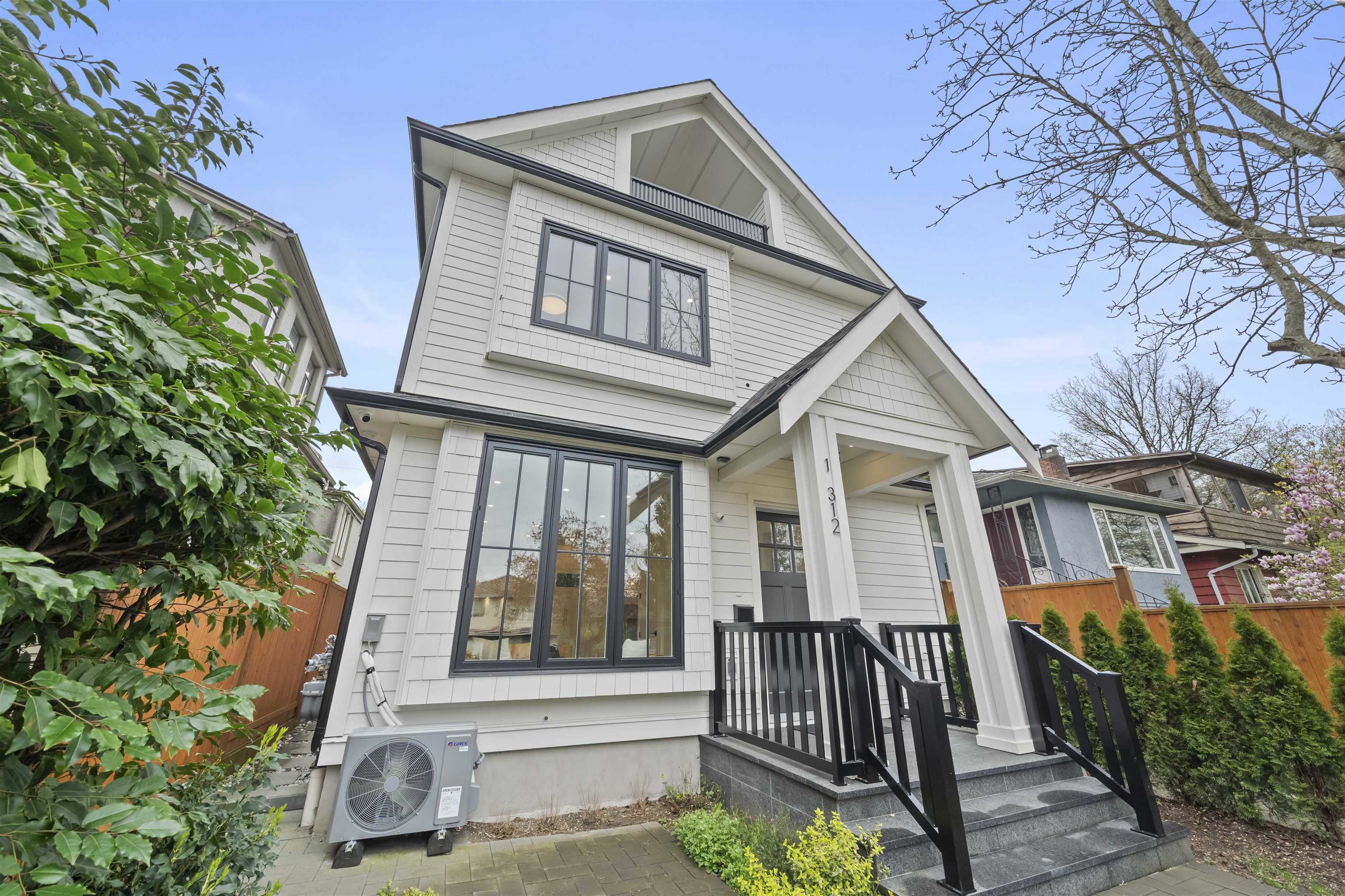 1 312 40TH AVENUE, R3110717, BC,