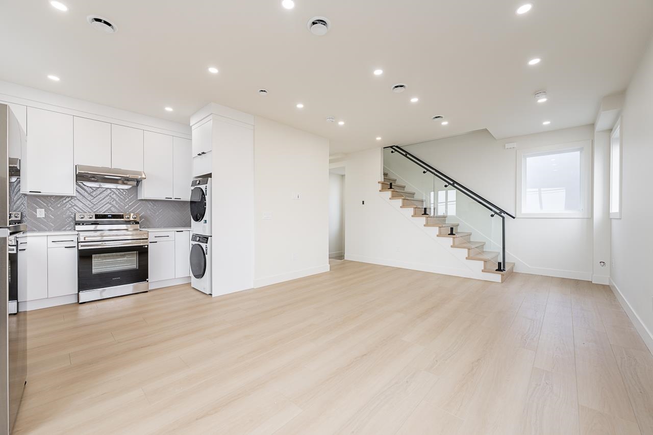 4 6554 CHARLES STREET, R3117551, BC,