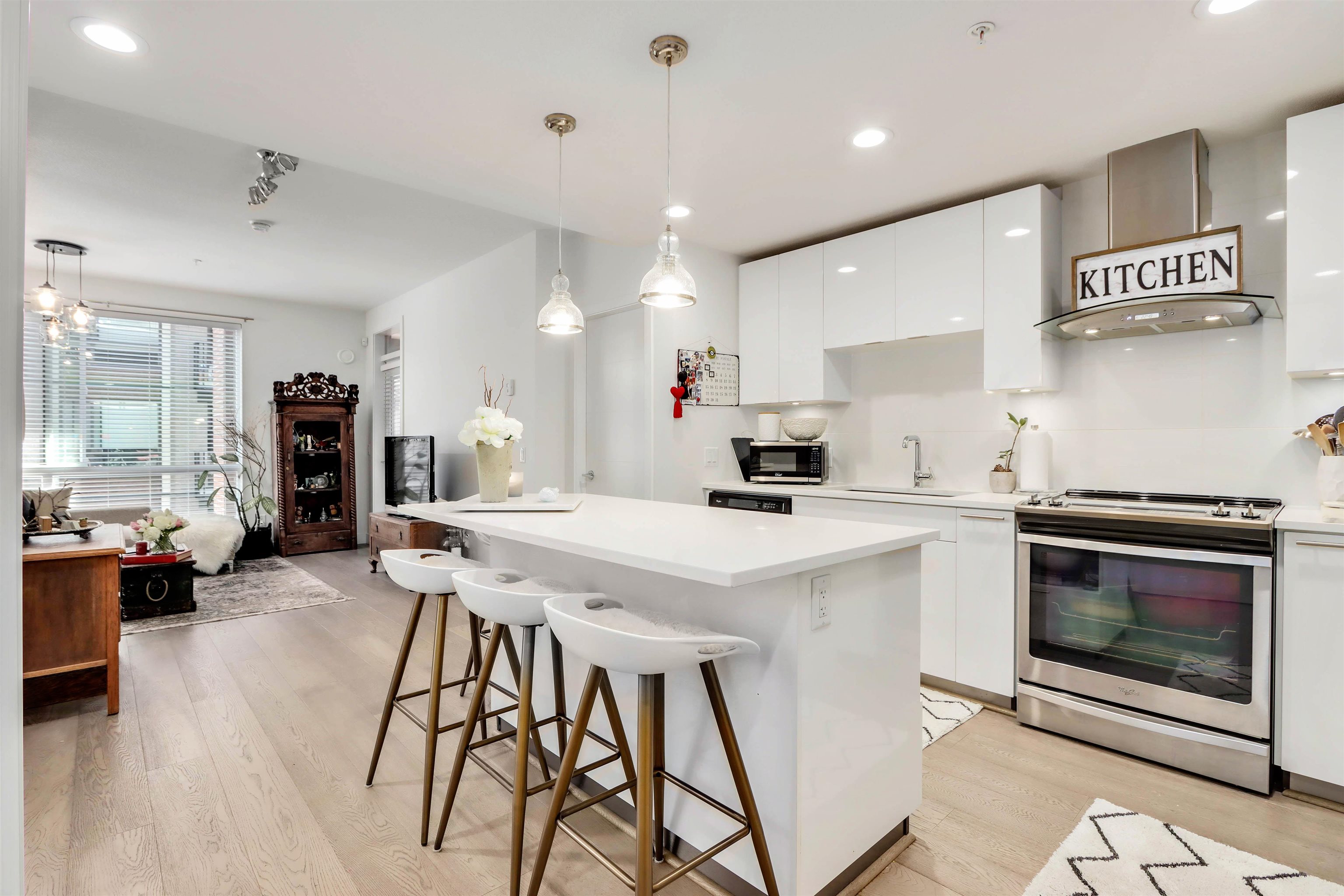 320 723 3RD STREET, R3118456, BC,