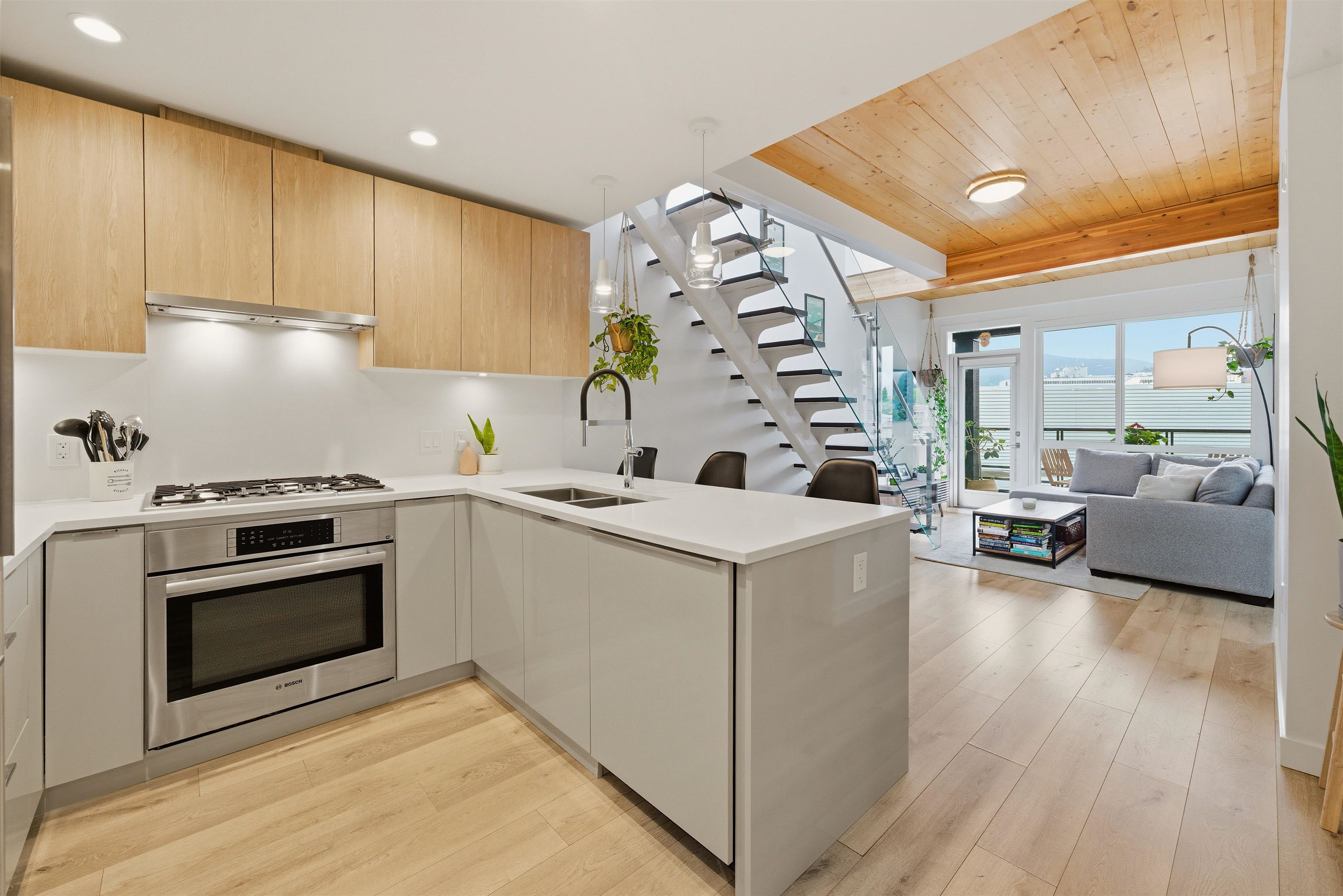 607 128 8TH STREET, R3120708, BC,