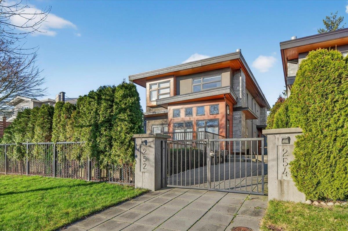2 252 19TH STREET, R3120918, BC,
