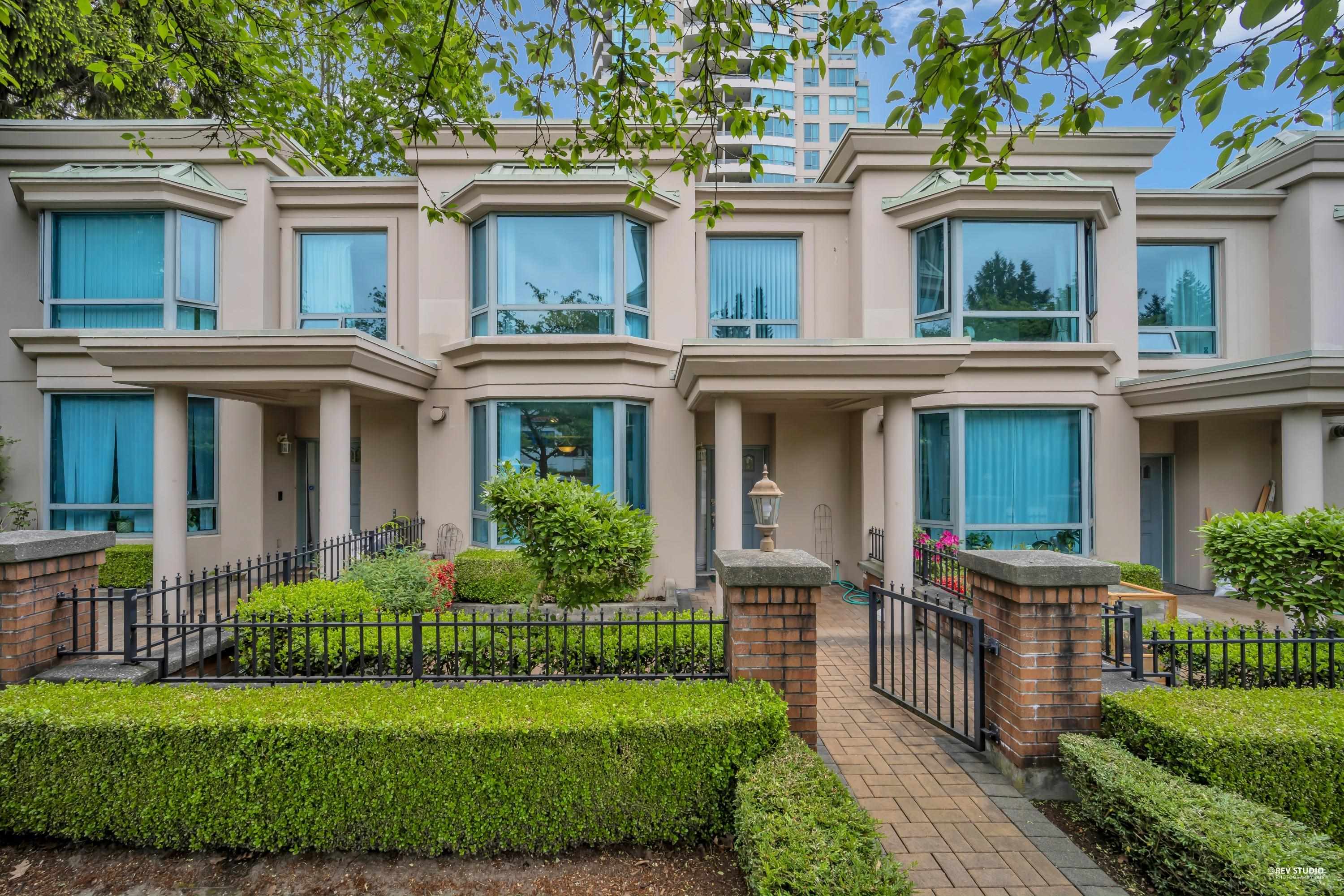 2 6611 SOUTHOAKS CRESCENT, R3121193, BC,