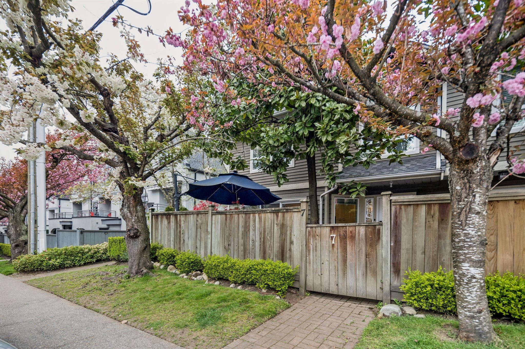 7 848 16TH STREET, R3122191, BC,