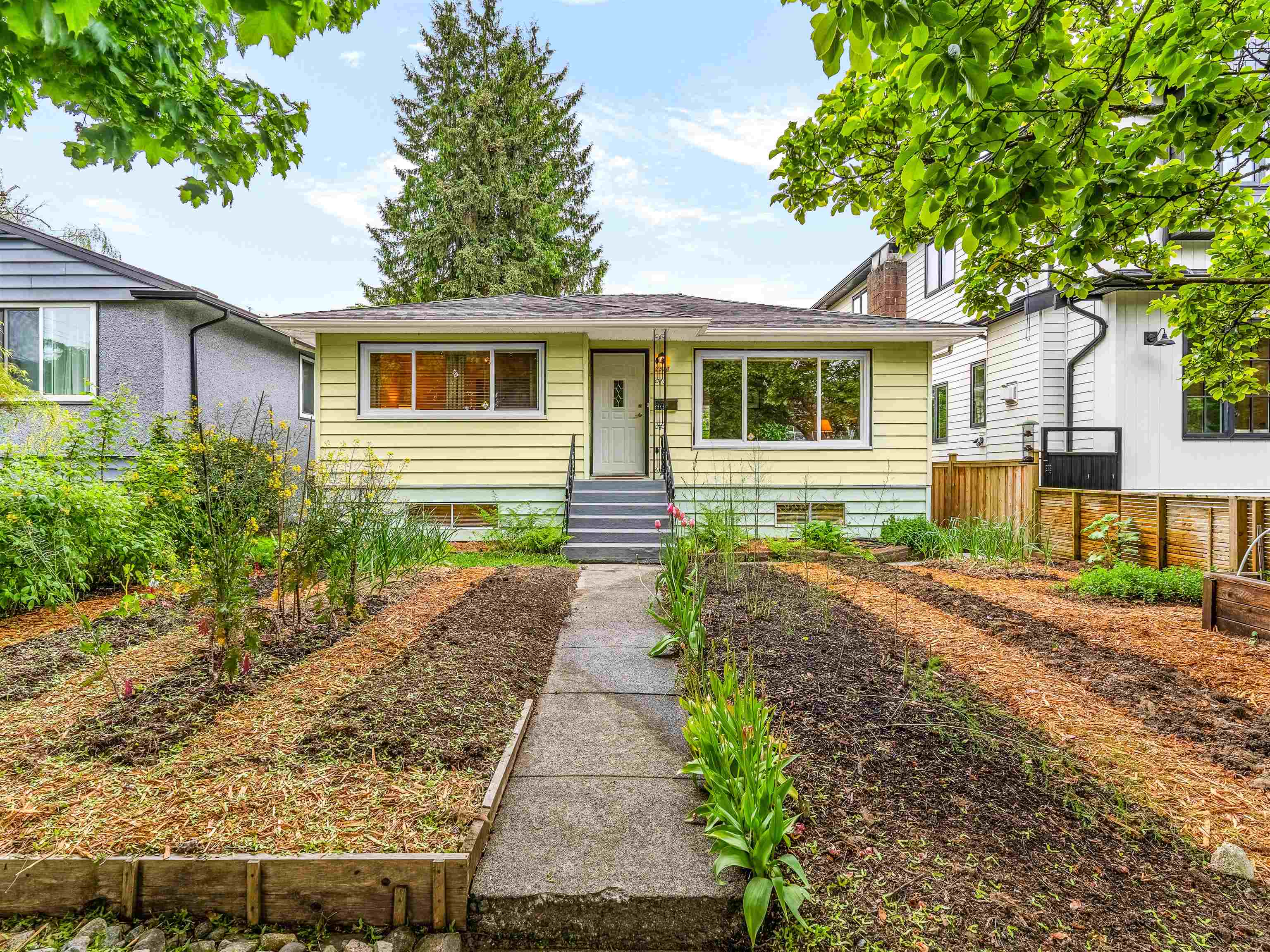 2578 E 15TH AVENUE, Vancouver BC V5M 2K1, R3123015, BC,