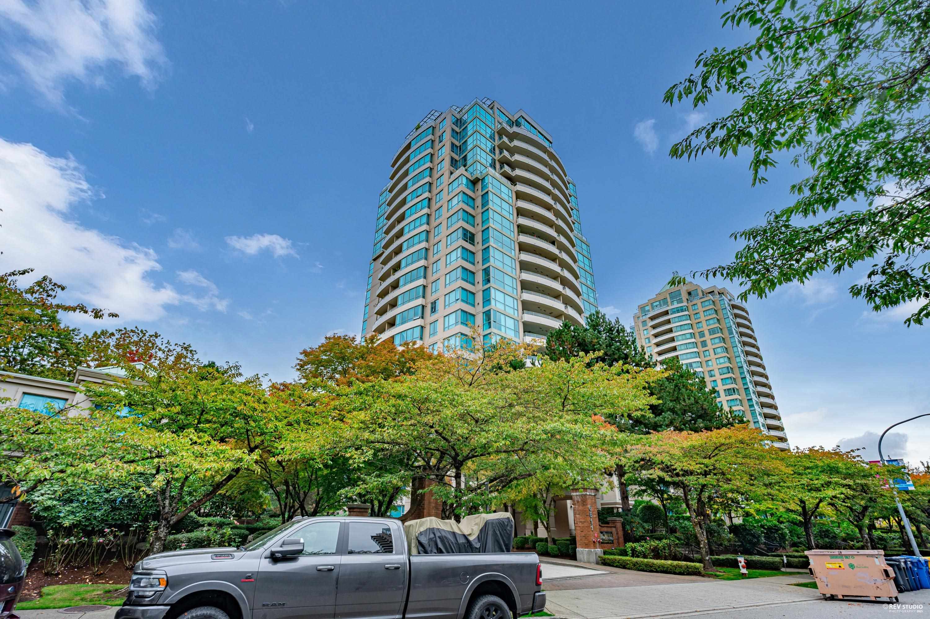 807 6611 SOUTHOAKS CRESCENT, R3126689, BC,