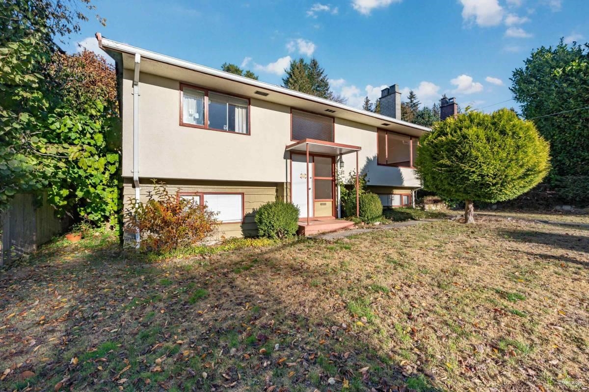 MLS® listing #R3127055 for sale located at 332 LAURENTIAN CRESCENT, Coquitlam BC V3K 1Y1