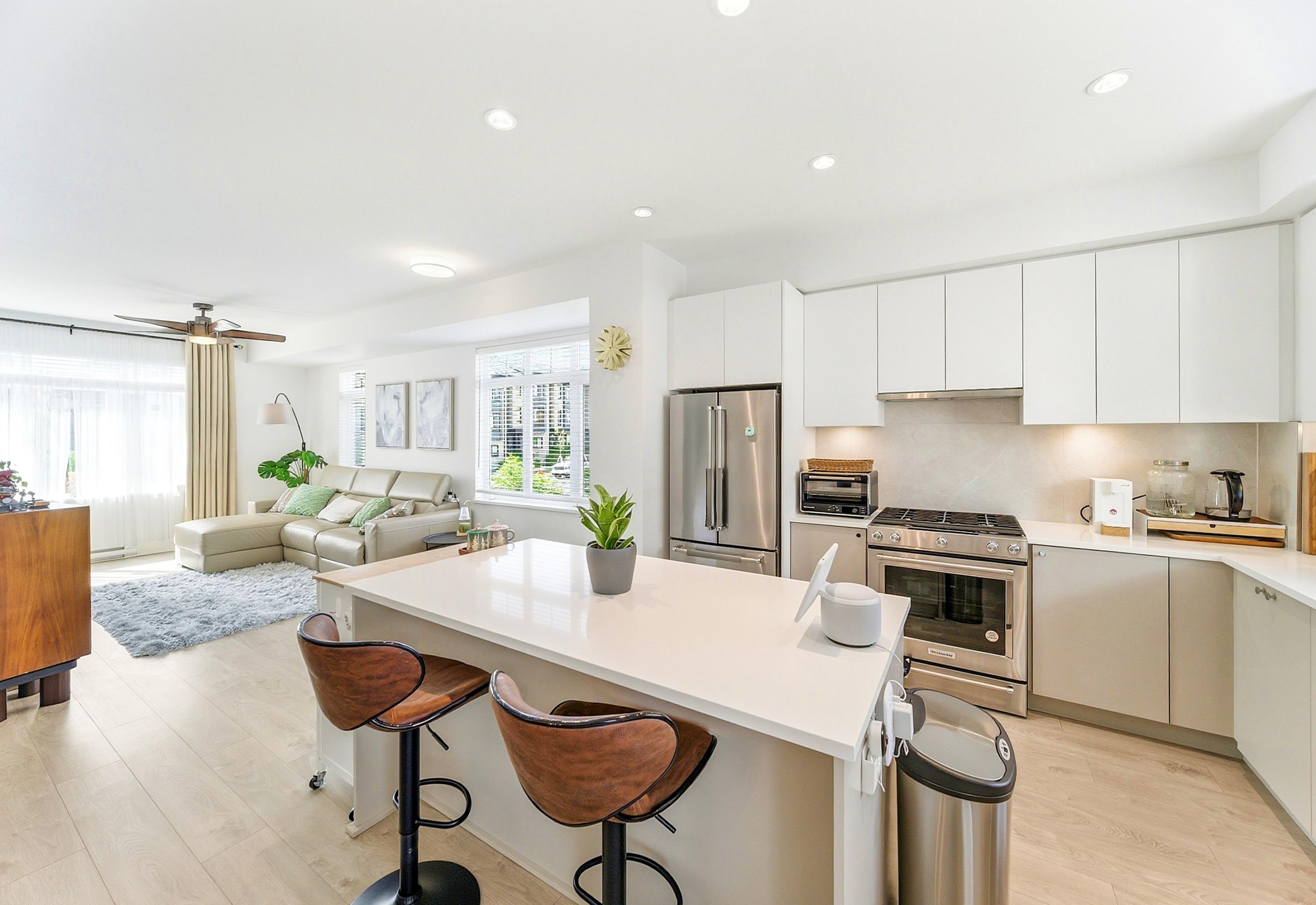 8 2070 OAK MEADOWS DRIVE, R3127385, BC,