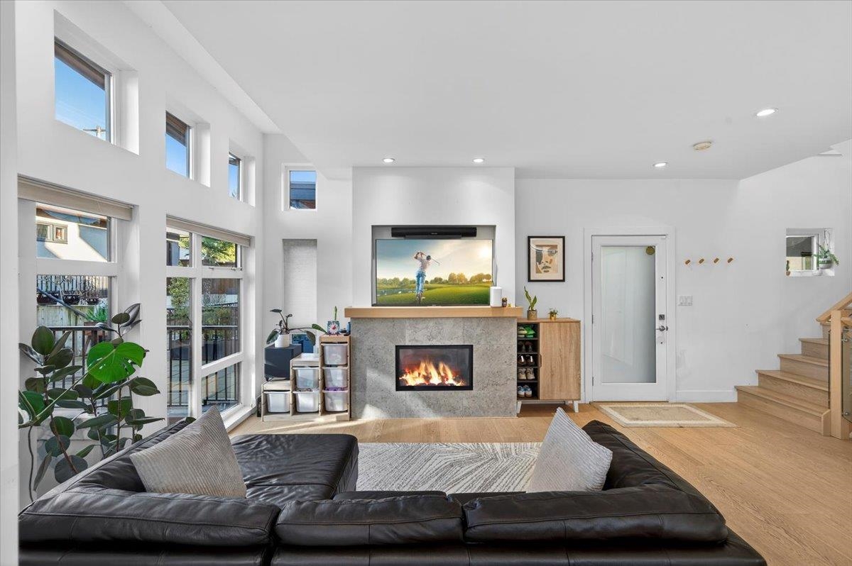 2 252 19TH STREET, R3128035, BC,