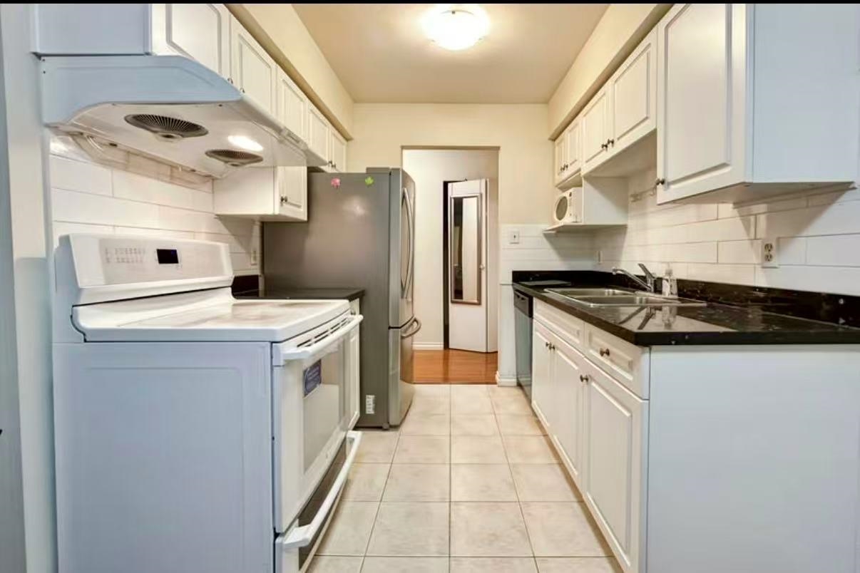 2F 836 TWELFTH STREET, R3128397, BC,