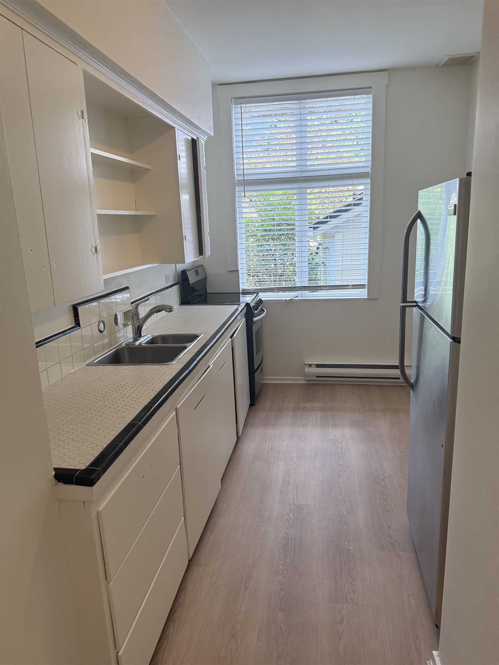 102 3371 CHESTERFIELD AVENUE, R3130075, BC,