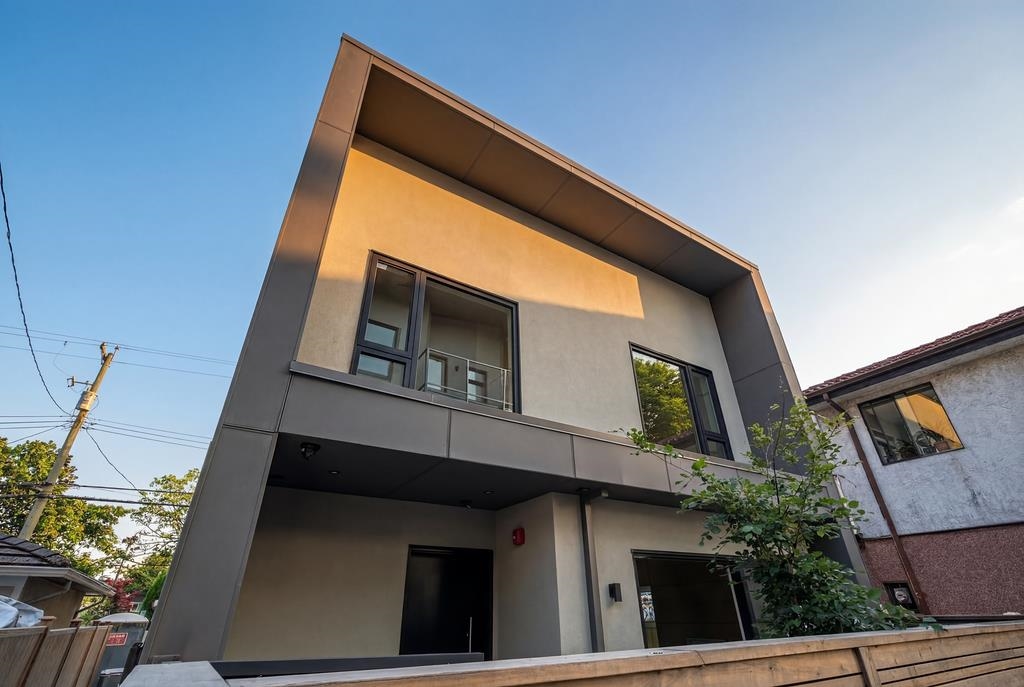 366 E 23RD AVENUE, Vancouver BC V5V 1X5, R3130897, BC,