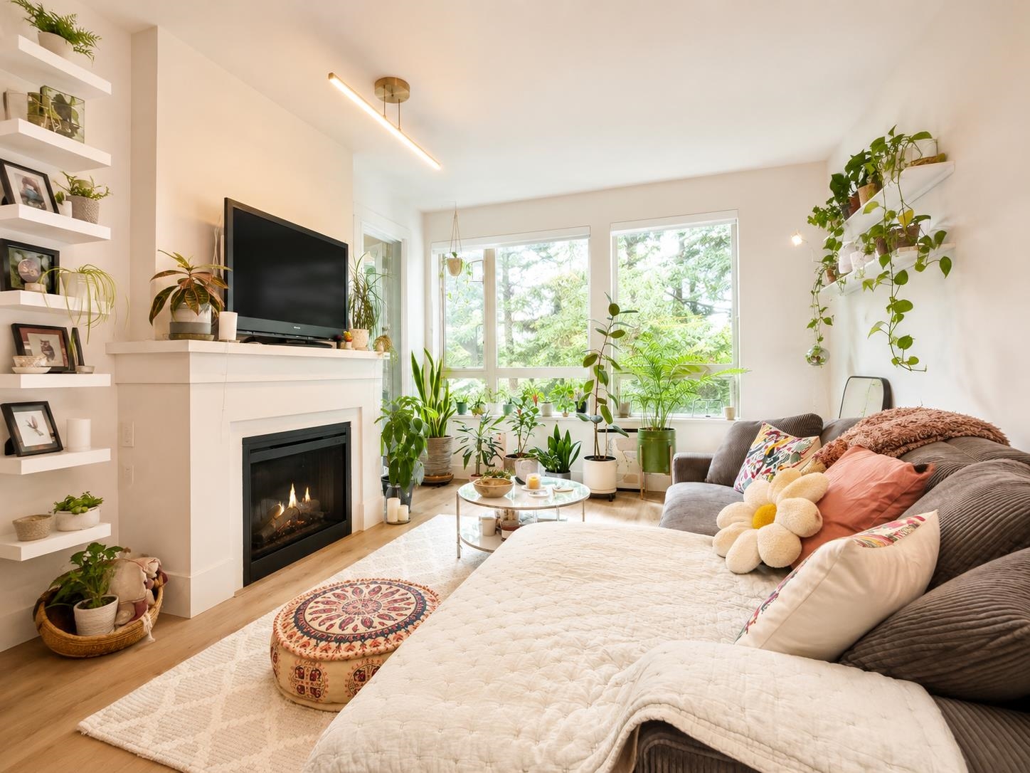318 1111 27TH STREET, R3131075, BC,