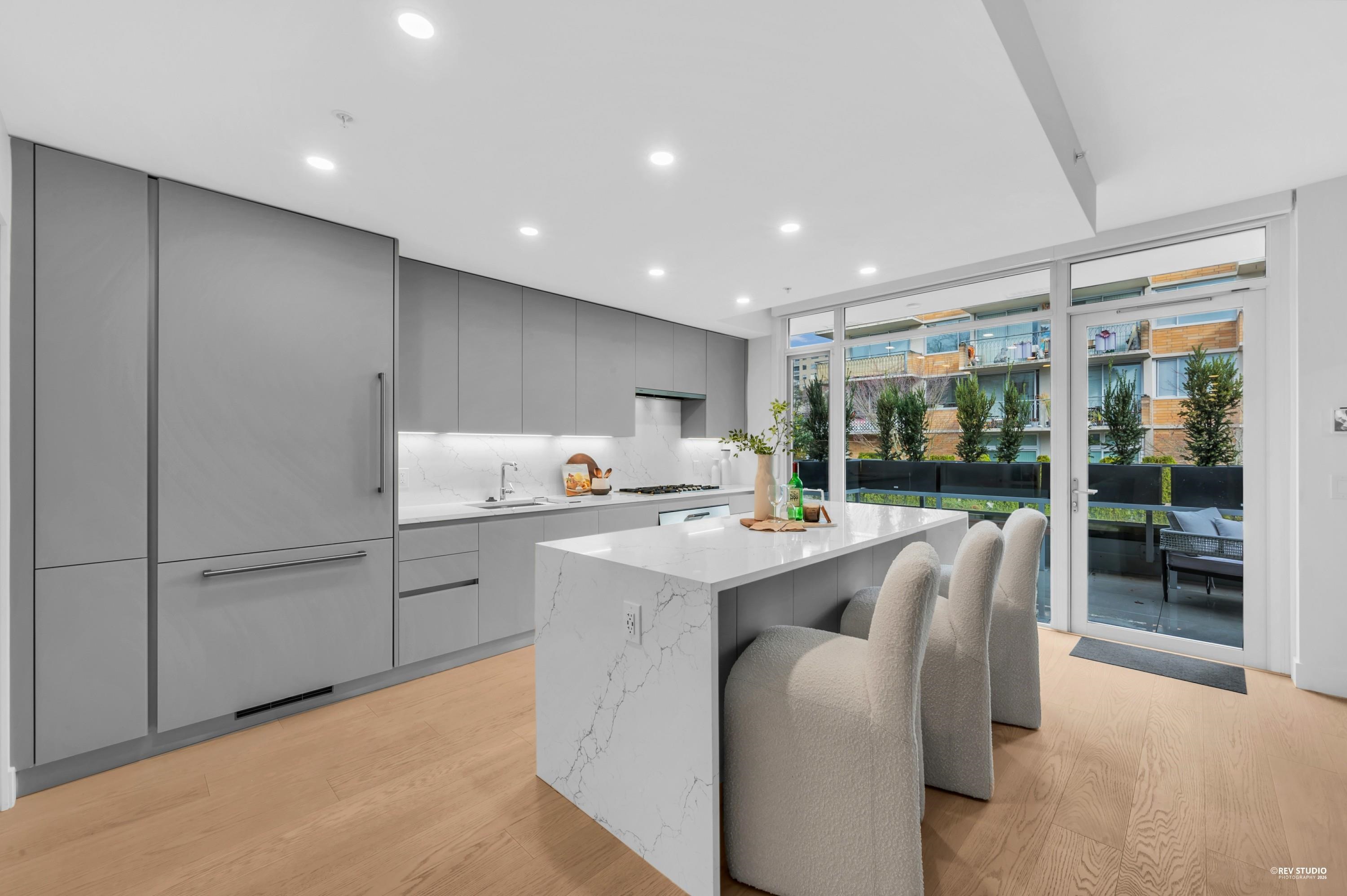 301 1331 MARINE DRIVE, West Vancouver BC V7T 1B6, R3132136, BC,