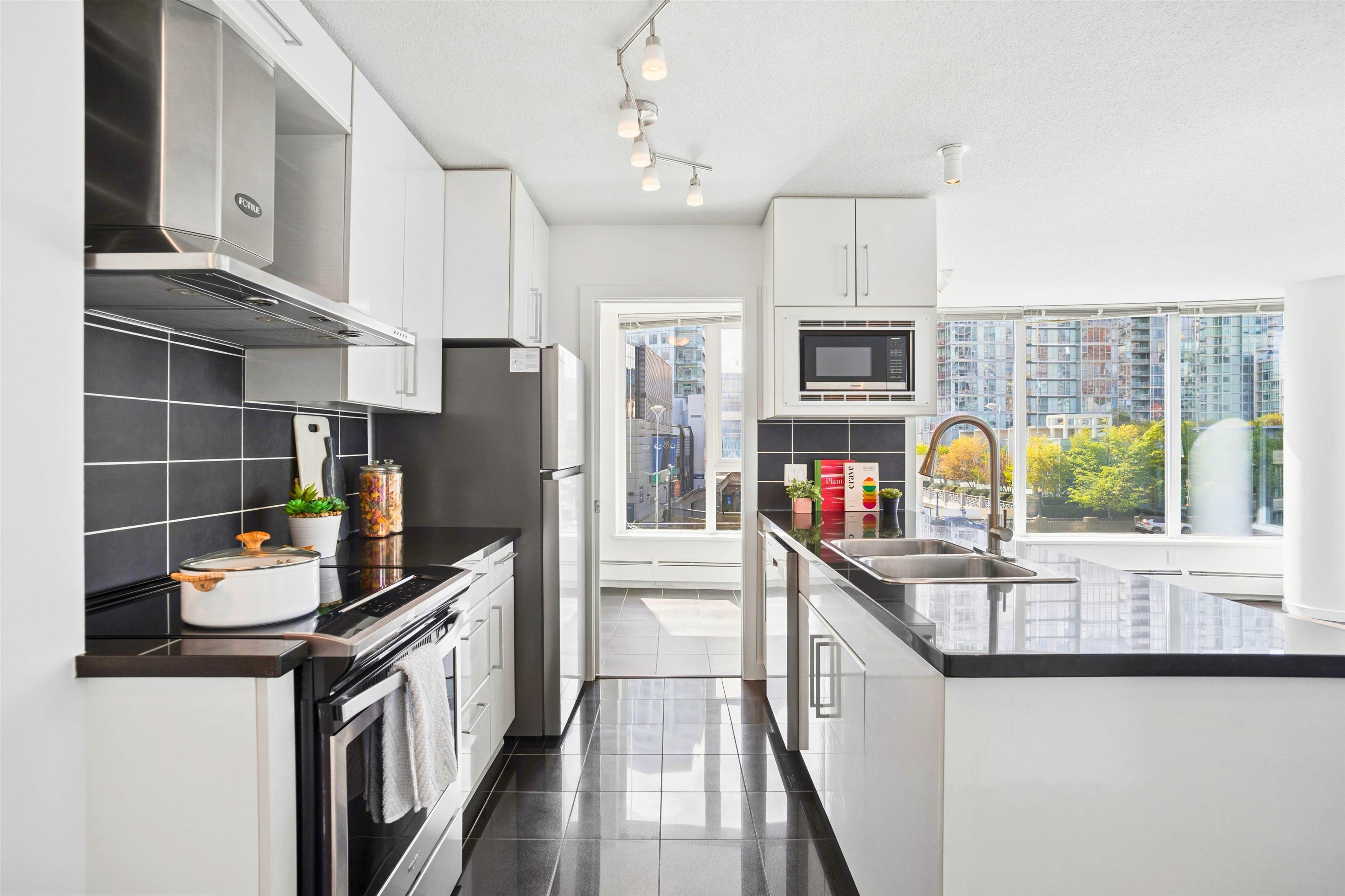 808 689 ABBOTT STREET, R3133455, BC,