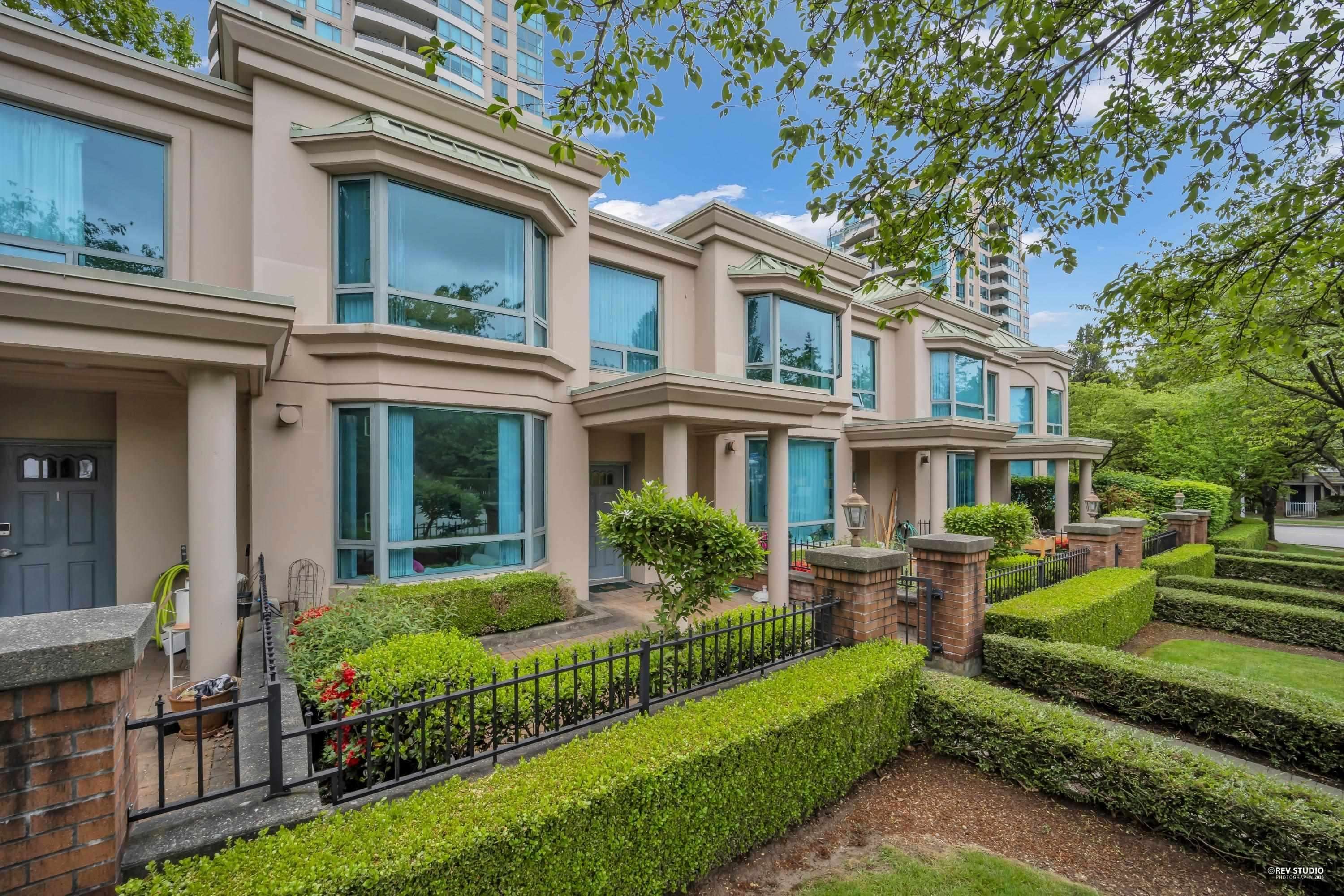 2 6611 SOUTHOAKS CRESCENT, R3135511, BC,