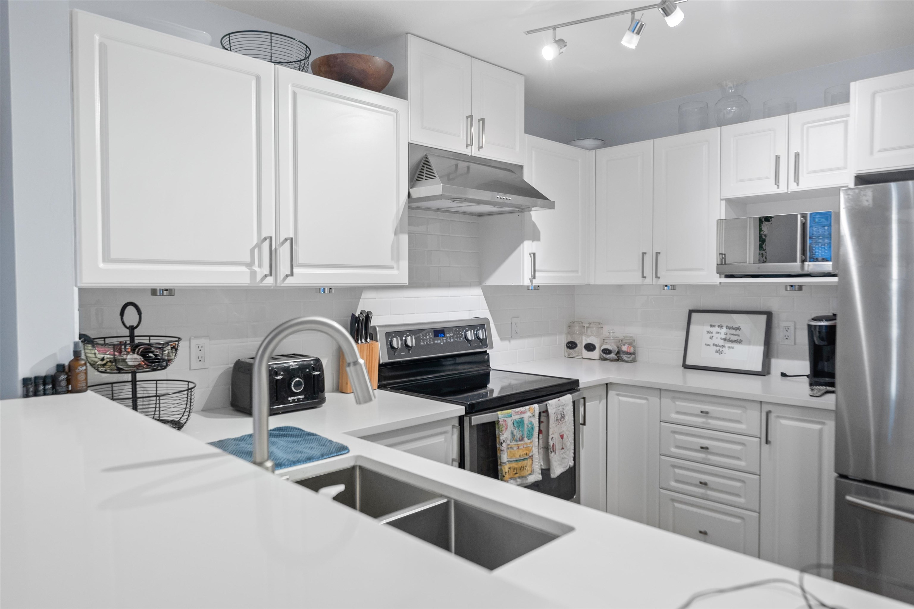 304 137 17TH STREET, R3136447, BC,