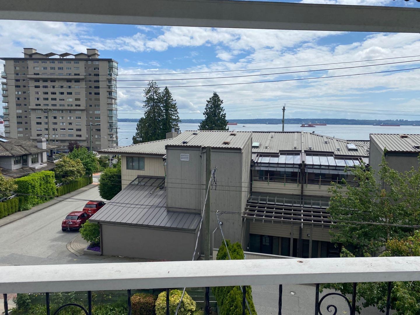 B 299 24TH STREET, R3137024, BC,