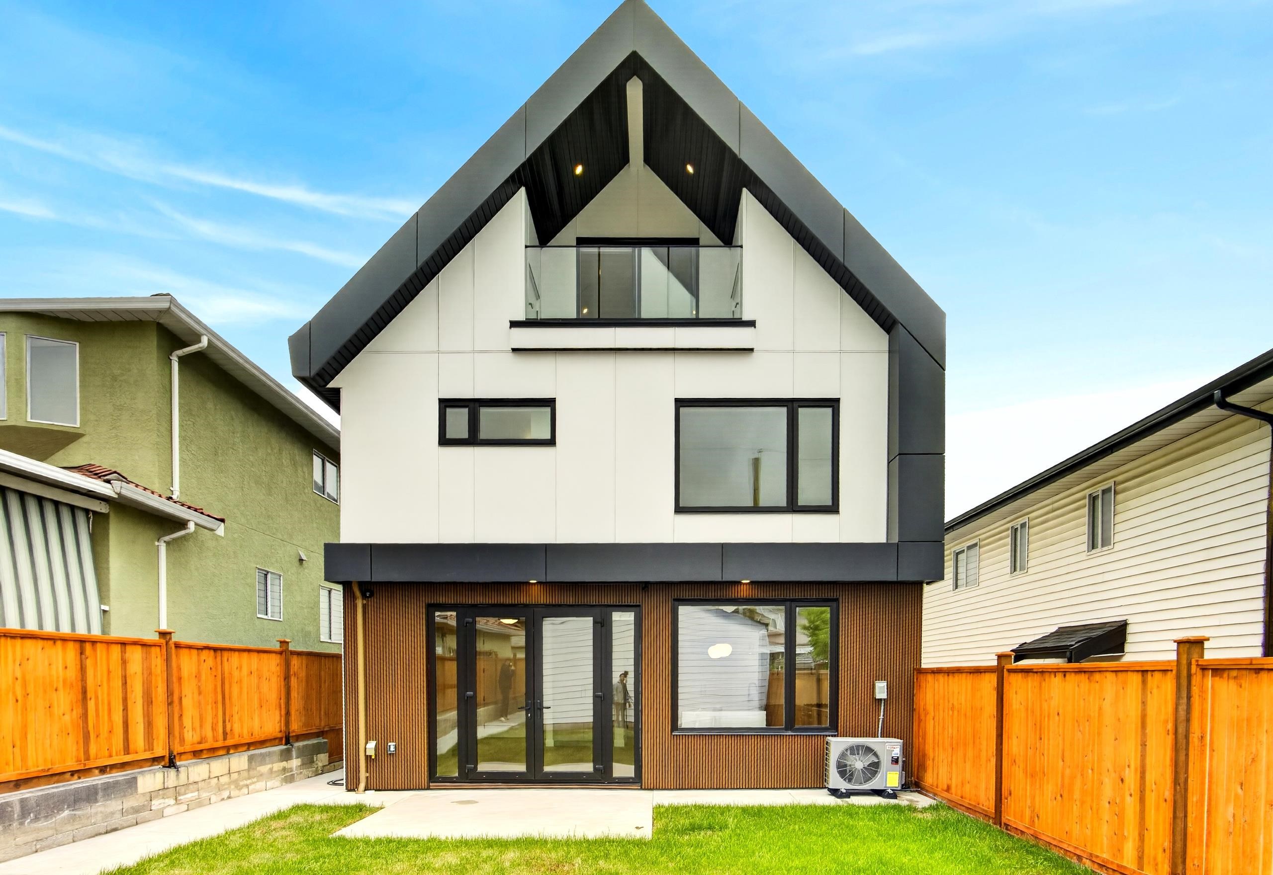 2 2741 7TH AVENUE, R3143078, BC,