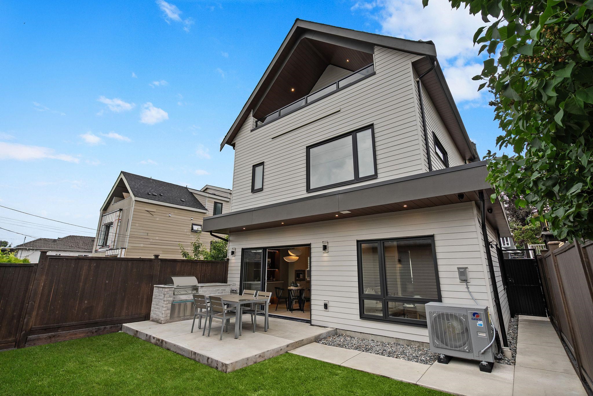 2 2211 WILLIAM STREET, R3143465, BC,