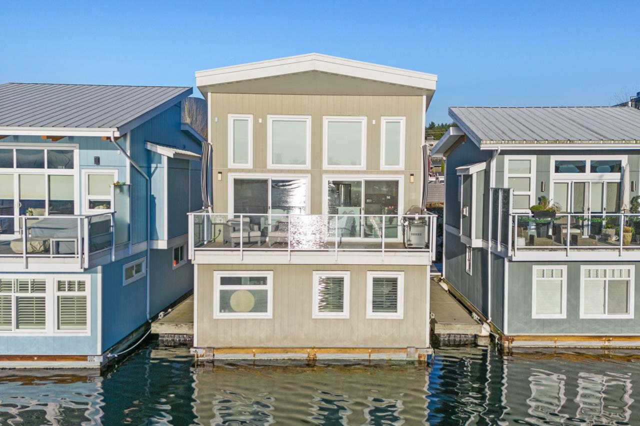 MLS® listing #R3145261 for sale located at 20 415 W ESPLANADE AVENUE