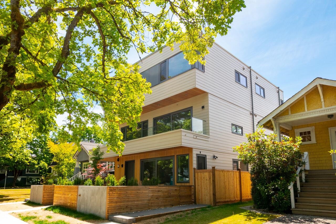 3 3120 11TH AVENUE, R3146738, BC,