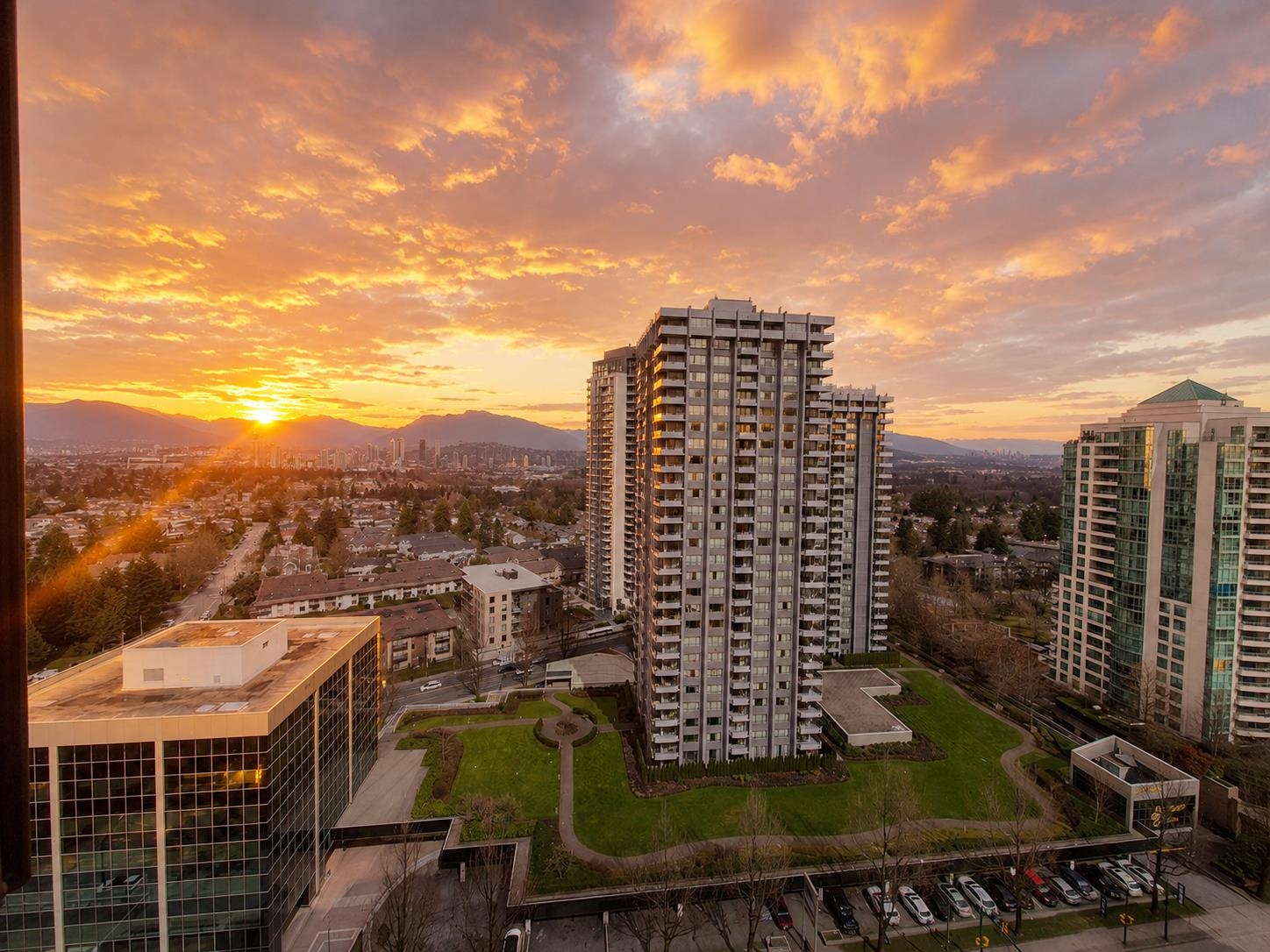 2002 5885 OLIVE AVENUE, R3148238, BC,