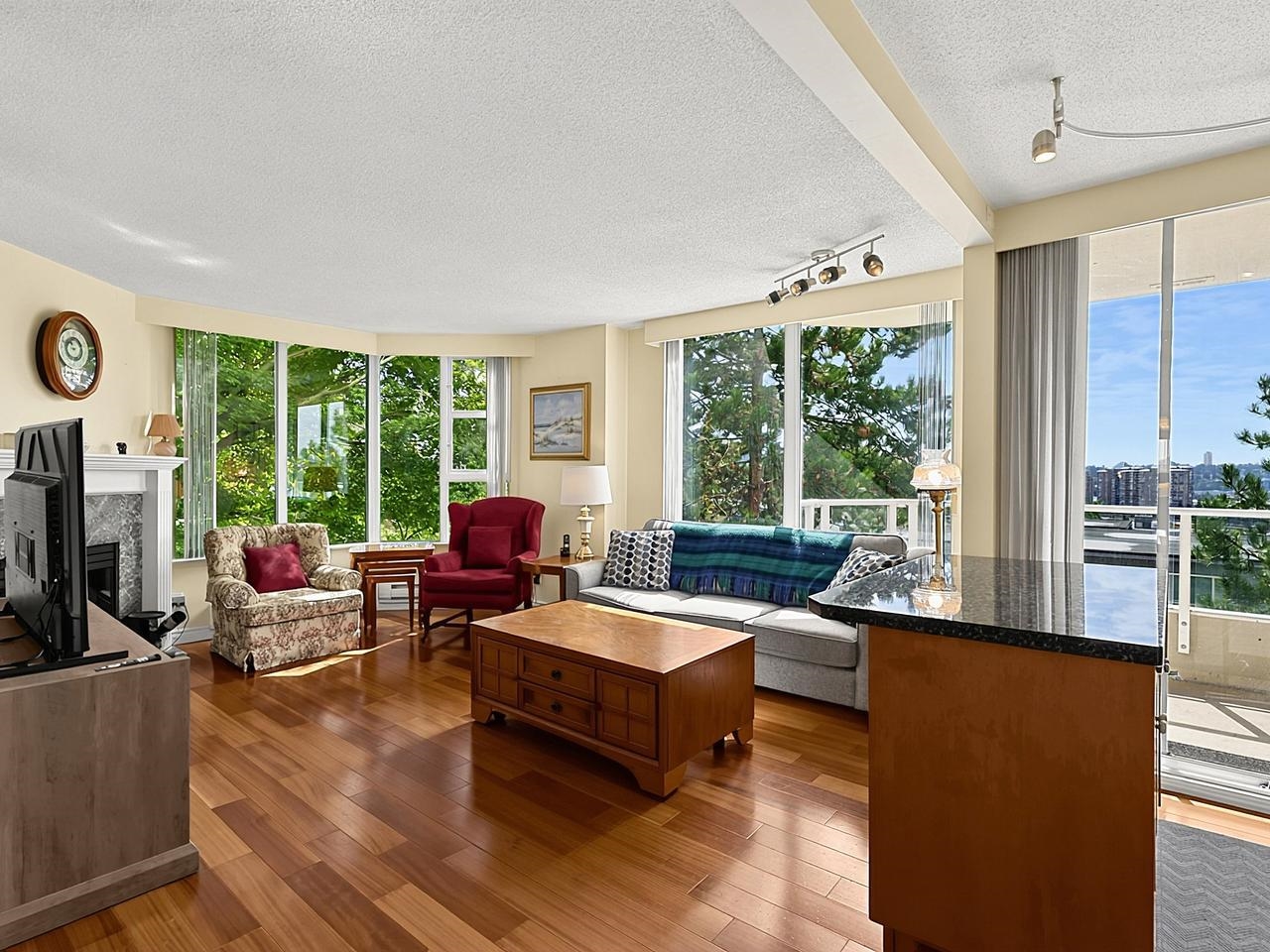 303 412 TWELFTH STREET, R3152810, BC,