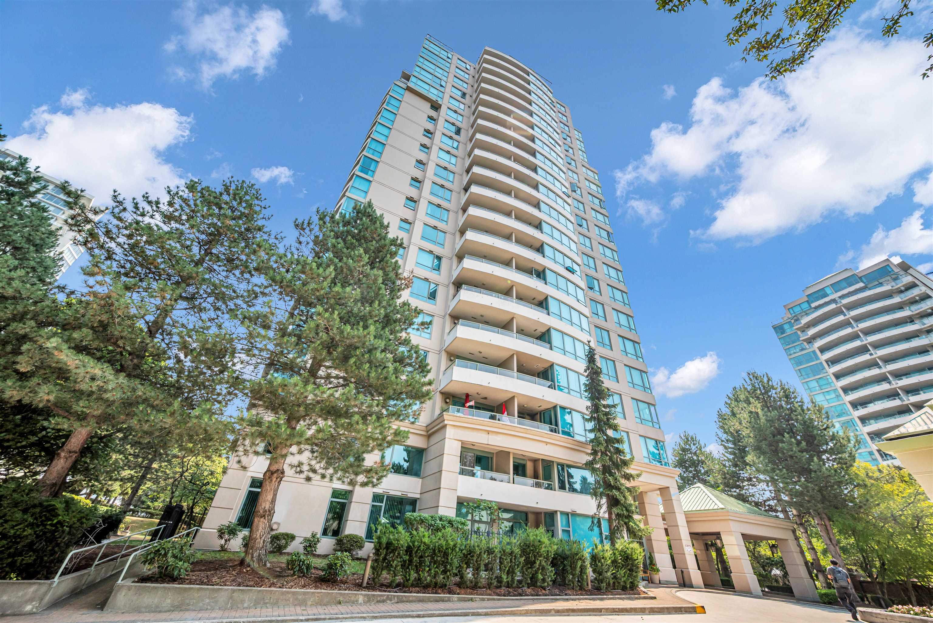 803 6611 SOUTHOAKS CRESCENT, R3153769, BC,