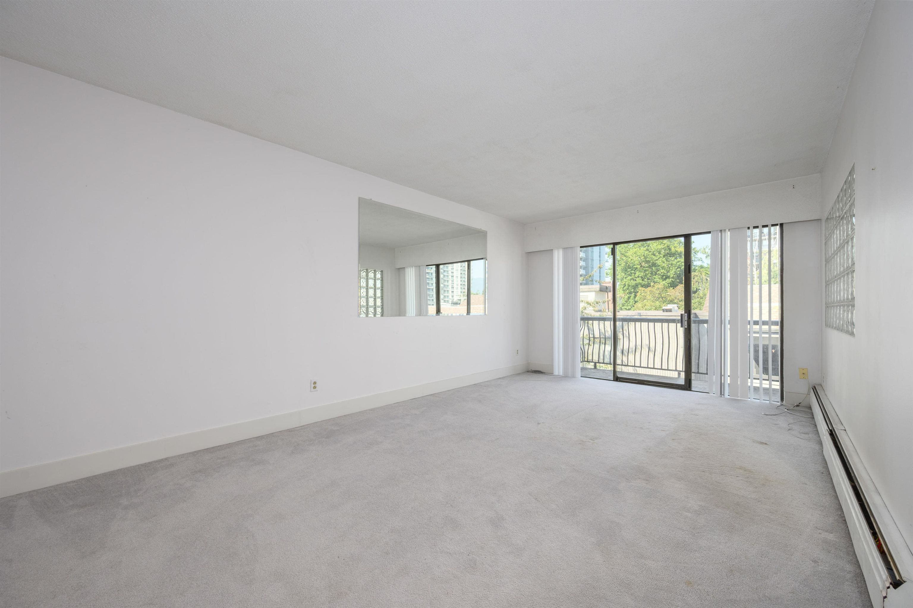 302 214 15TH STREET, R3155504, BC,
