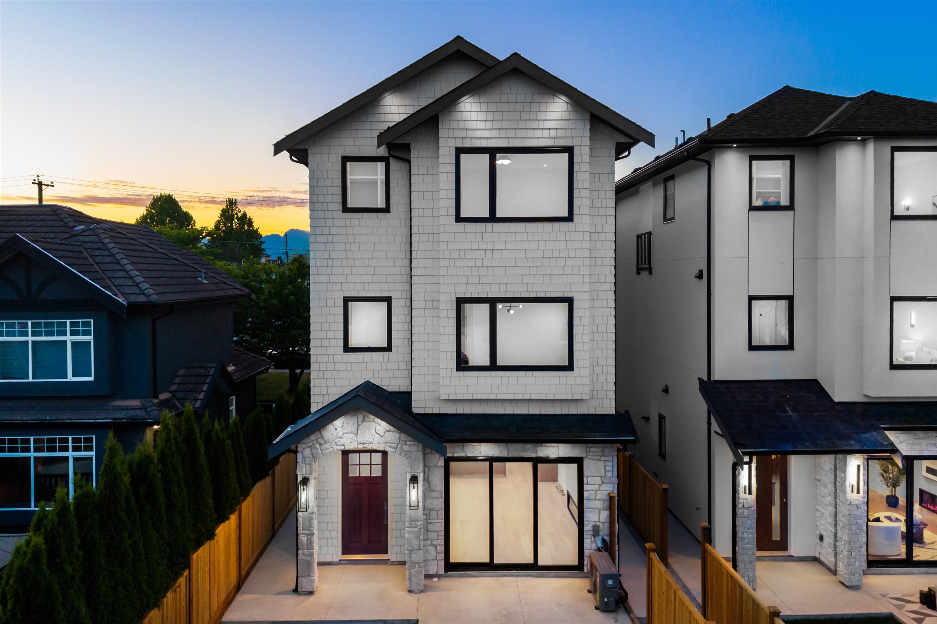 4 6682 NAPIER STREET, R3157312, BC,