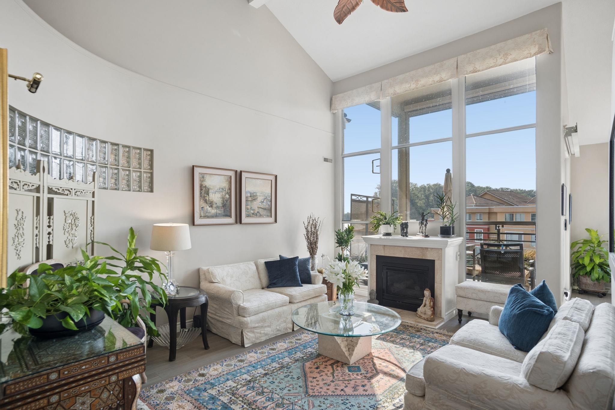 401 2 RENAISSANCE SQUARE, R3157673, BC,