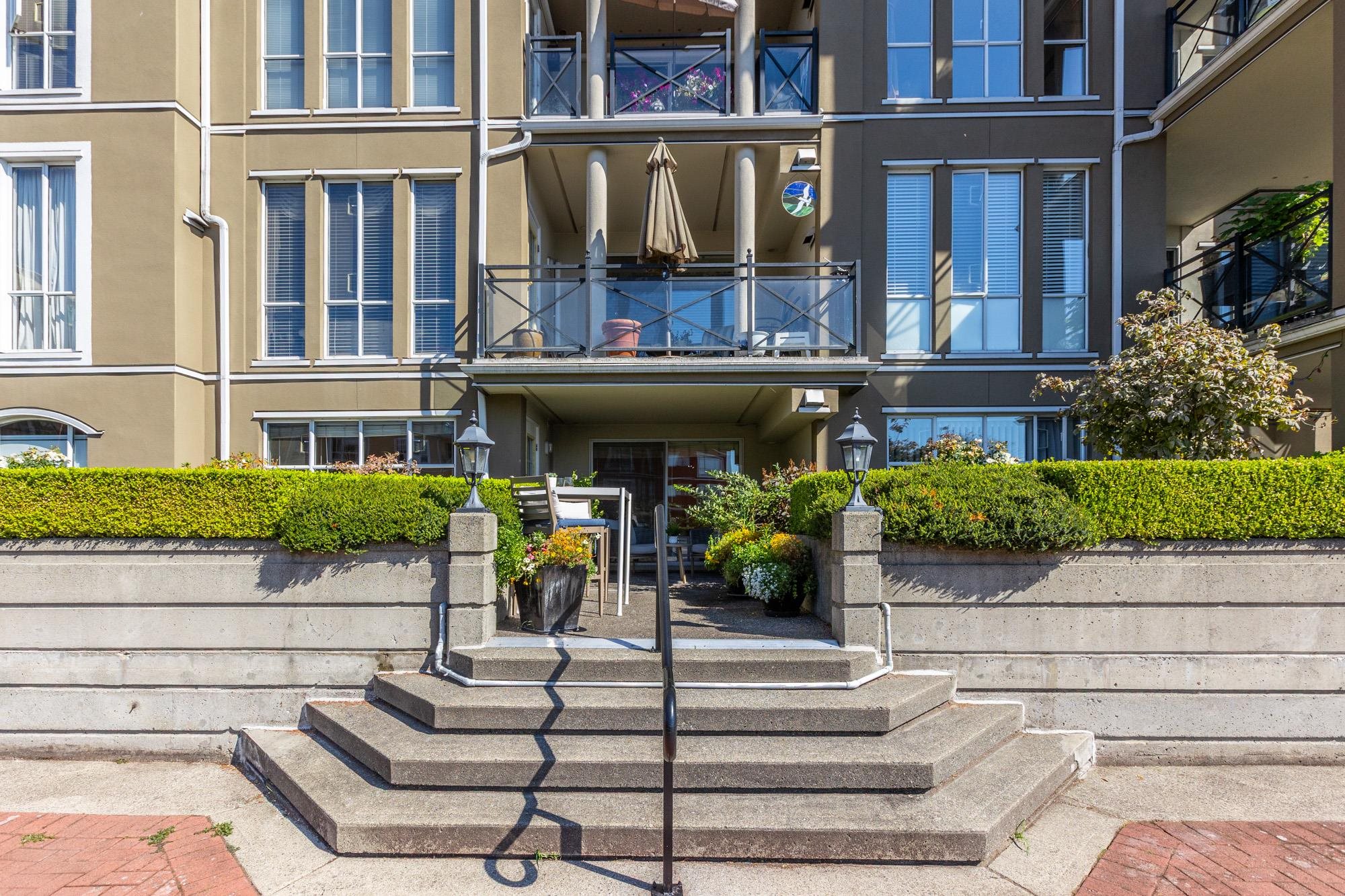 103 2 RENAISSANCE SQUARE, R3158587, BC,