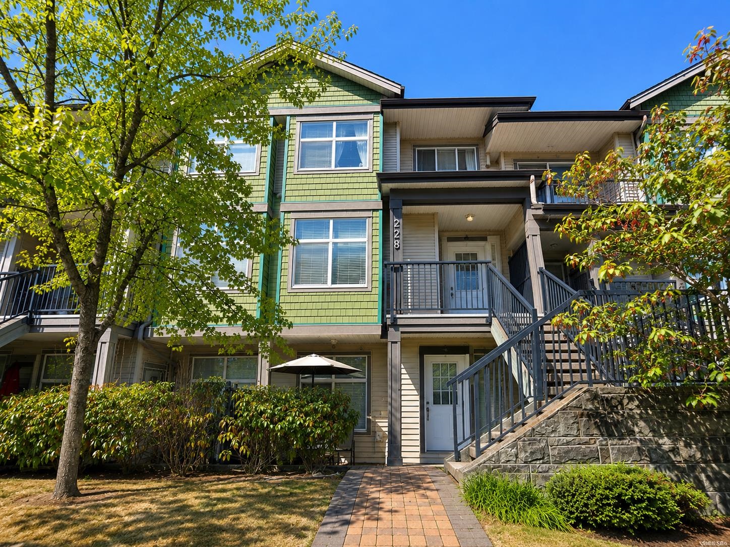 228 7333 16TH AVENUE, R3158902, BC,