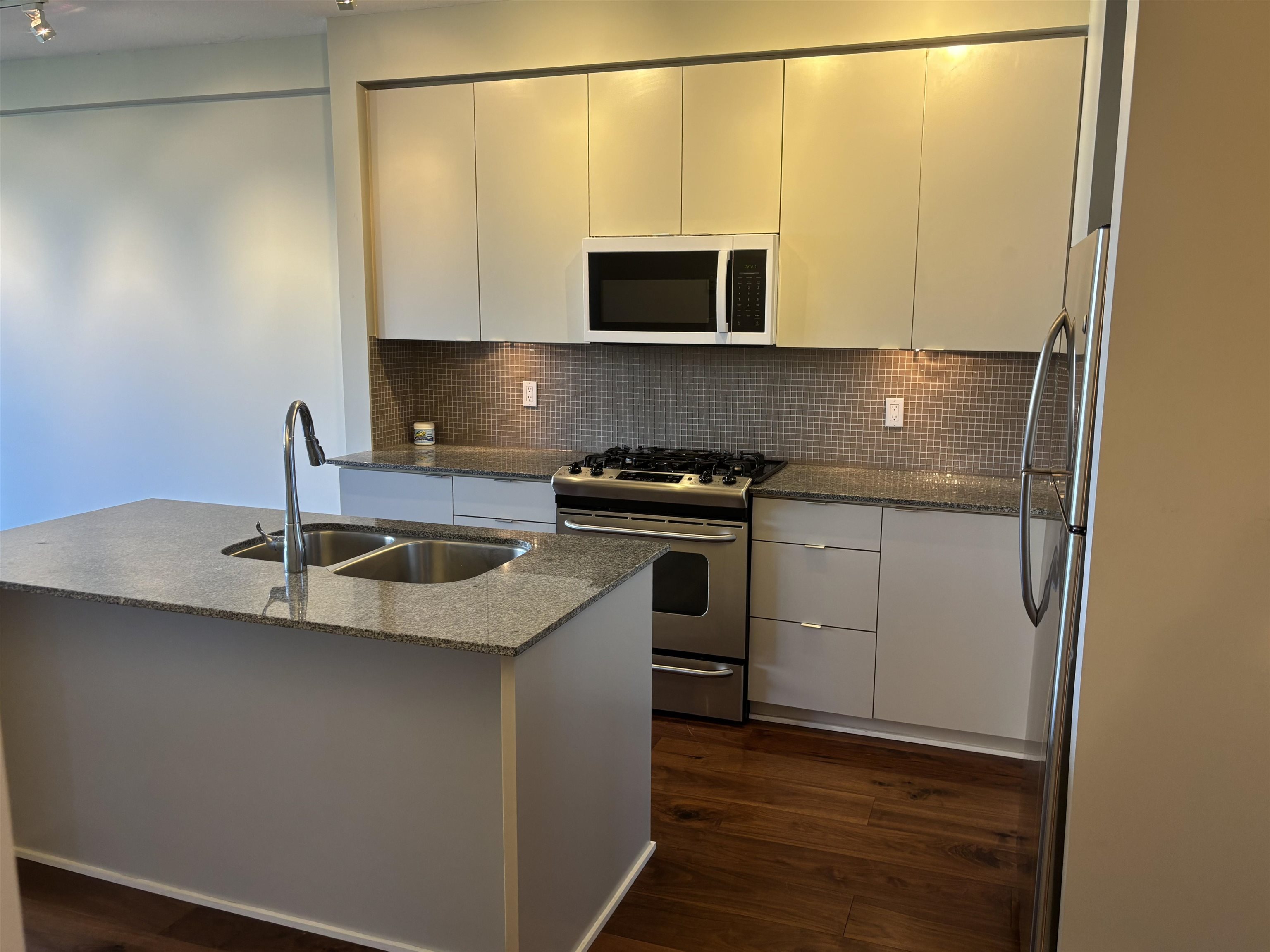 MLS® listing #R3159185 for sale located at 305 298 11TH AVENUE