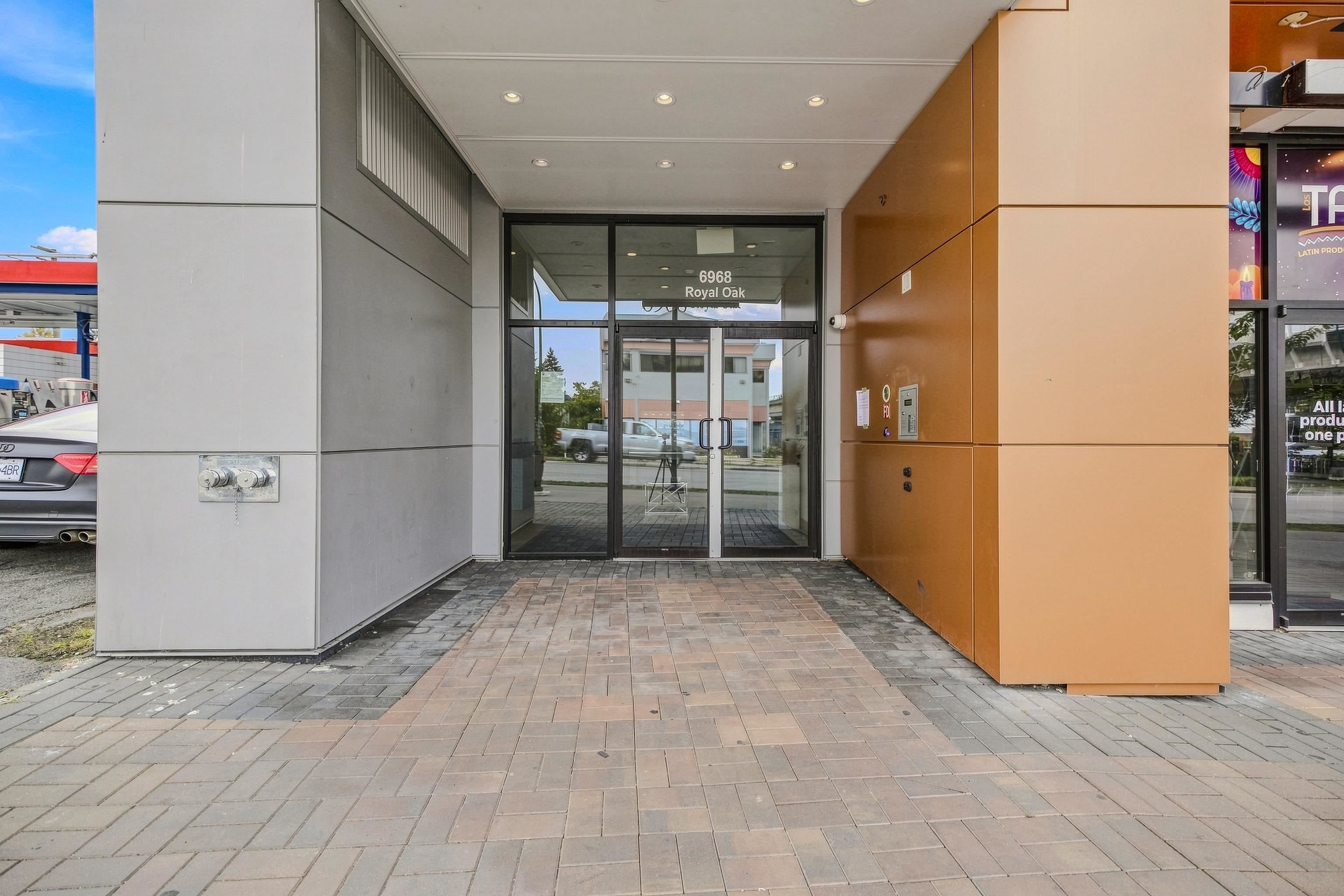 211 6968 ROYAL OAK AVENUE, R3160082, BC,