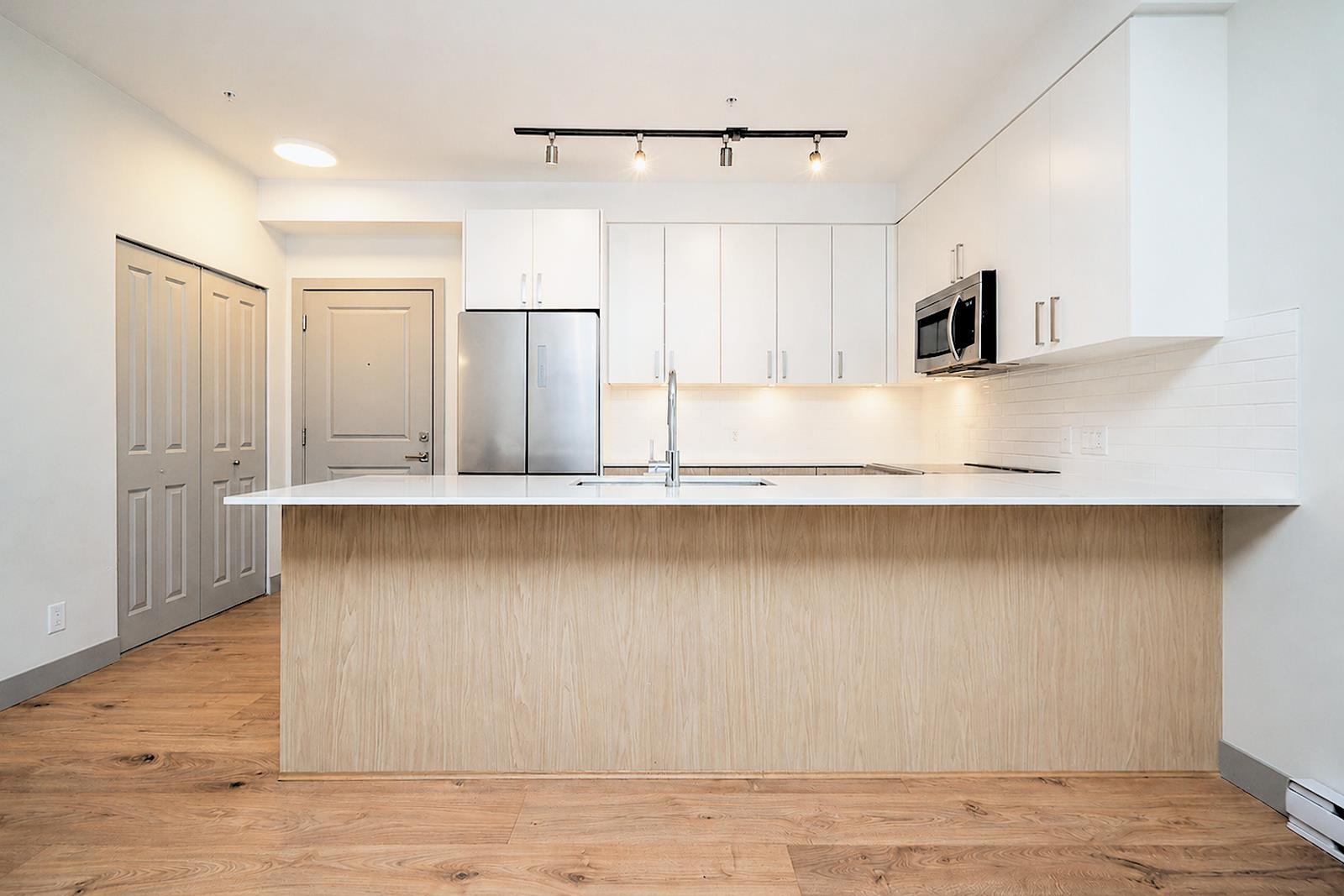 210 6968 ROYAL OAK AVENUE, R3161147, BC,
