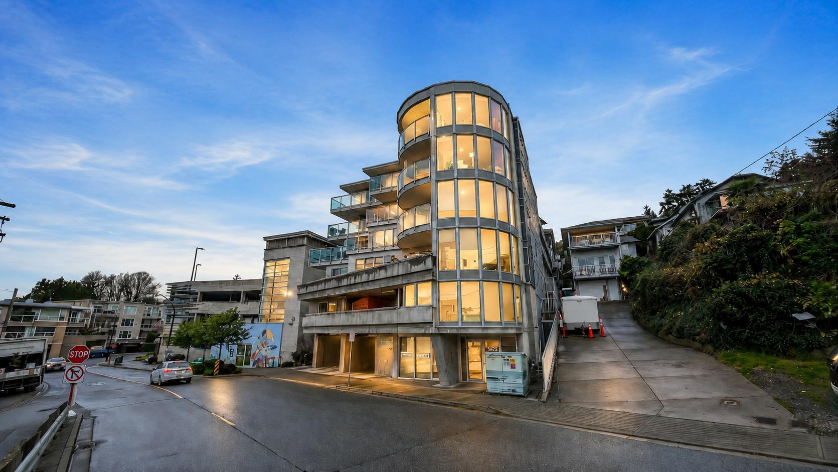 404 14955 VICTORIA AVENUE, R3165934, BC,