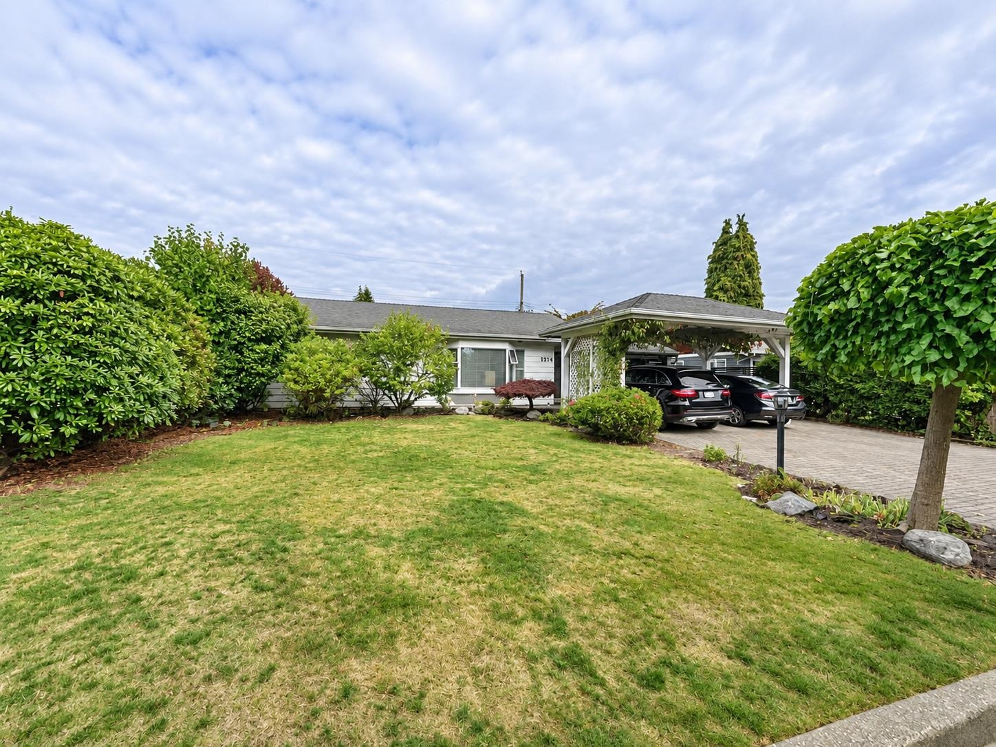1374 SOWDEN STREET, North Vancouver BC V7P 1L8, R3165971, BC,